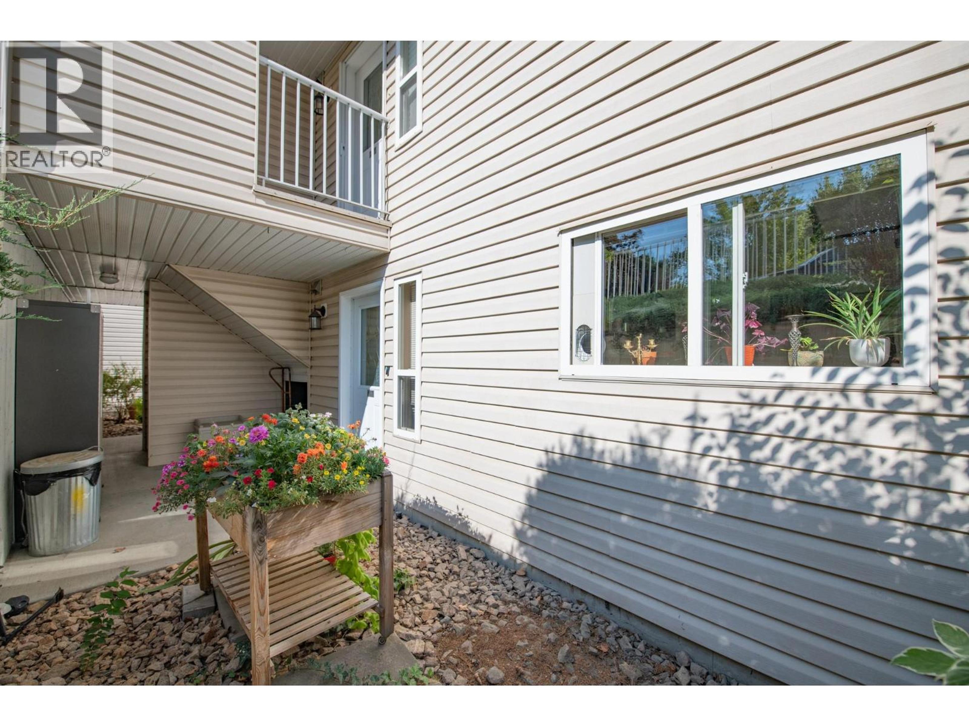 110 Kalamalka Lake Road, Vernon - Exteriors - Photo 3