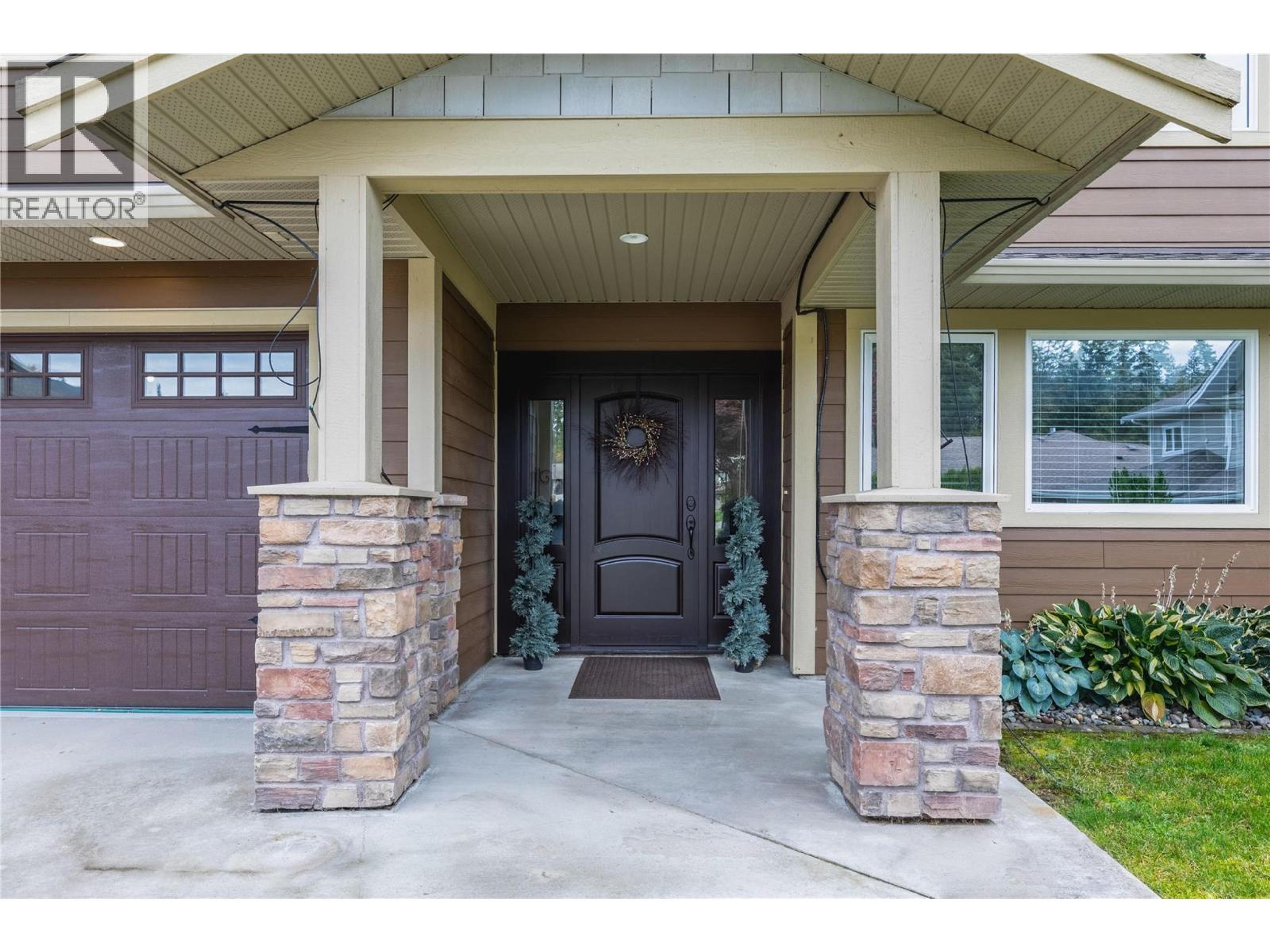 1581 20 Street NE, Salmon Arm - Exteriors - Photo 1