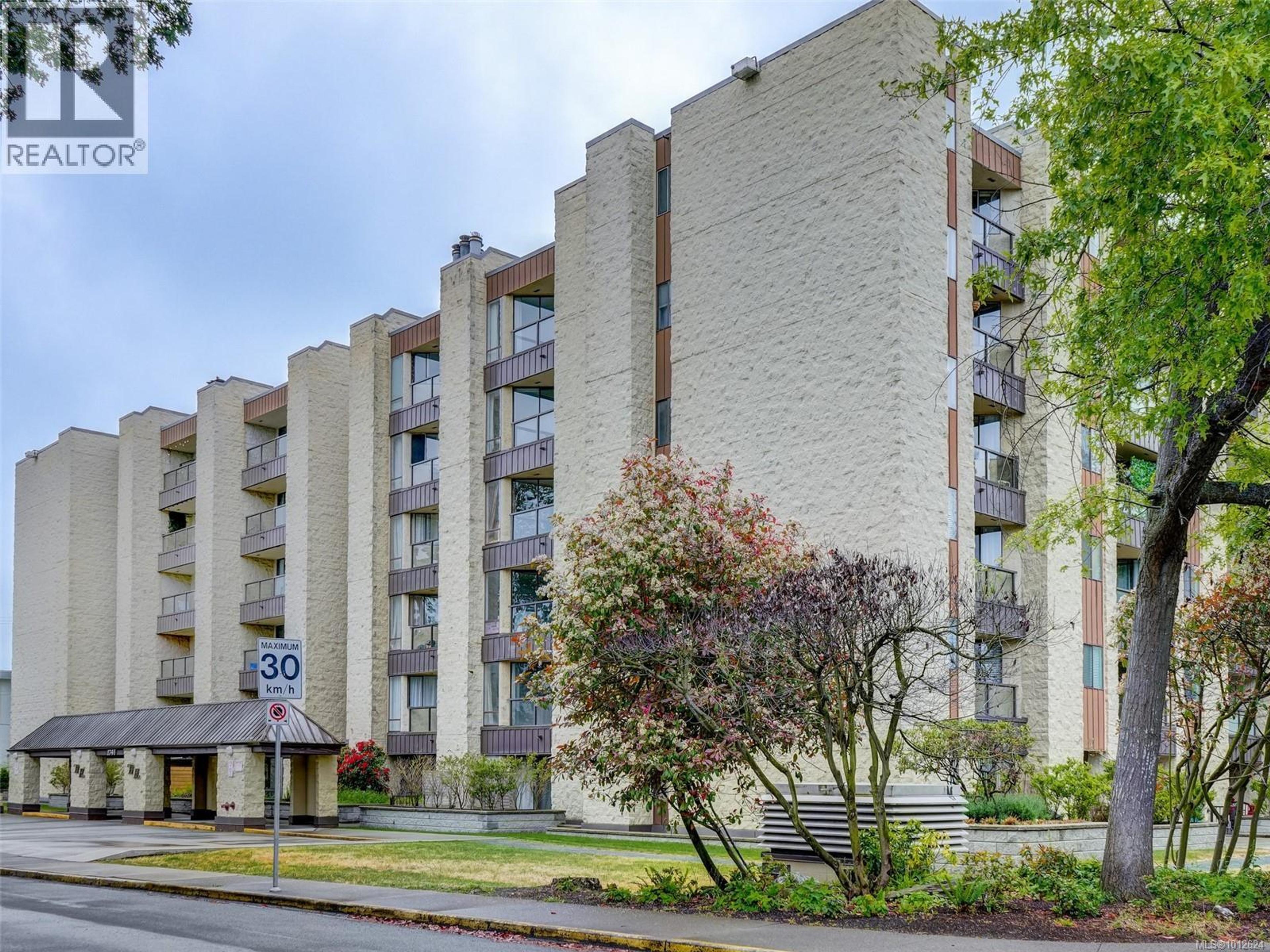 1745 Leighton Rd, Victoria - Exteriors - Photo 2