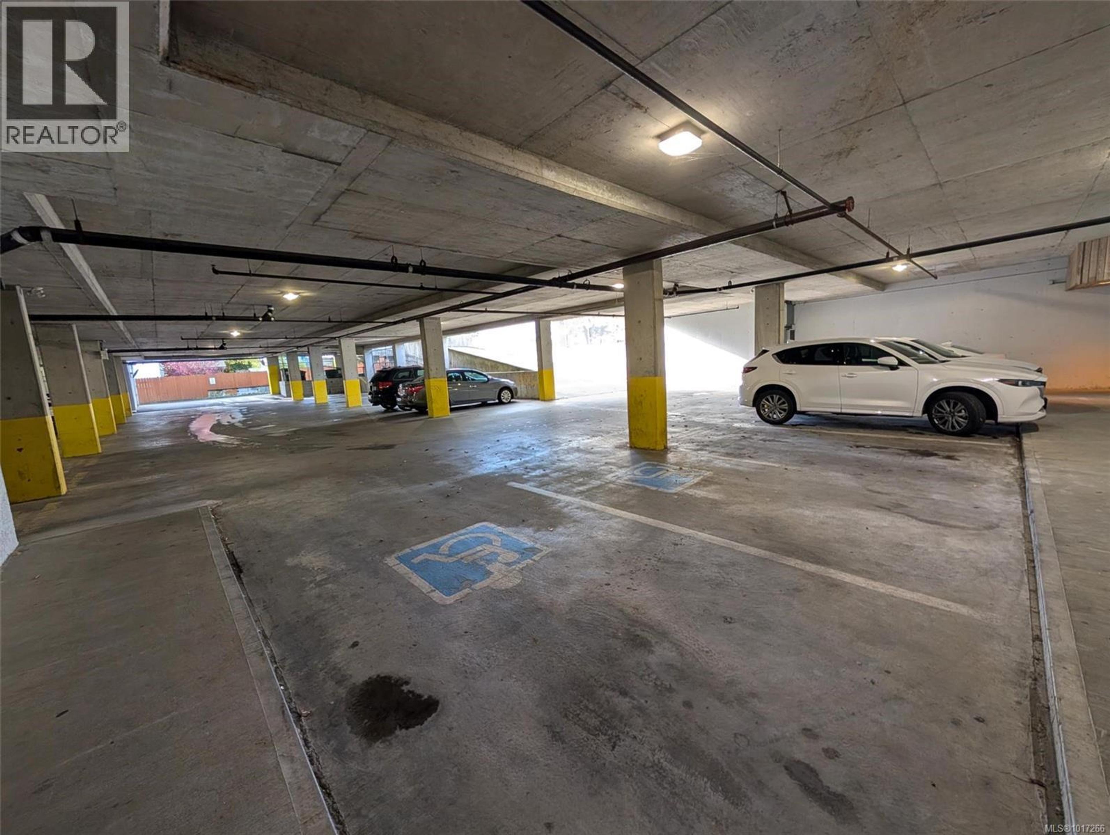 198 Island Hwy, Parksville - Common Areas - Parking - Photo 1