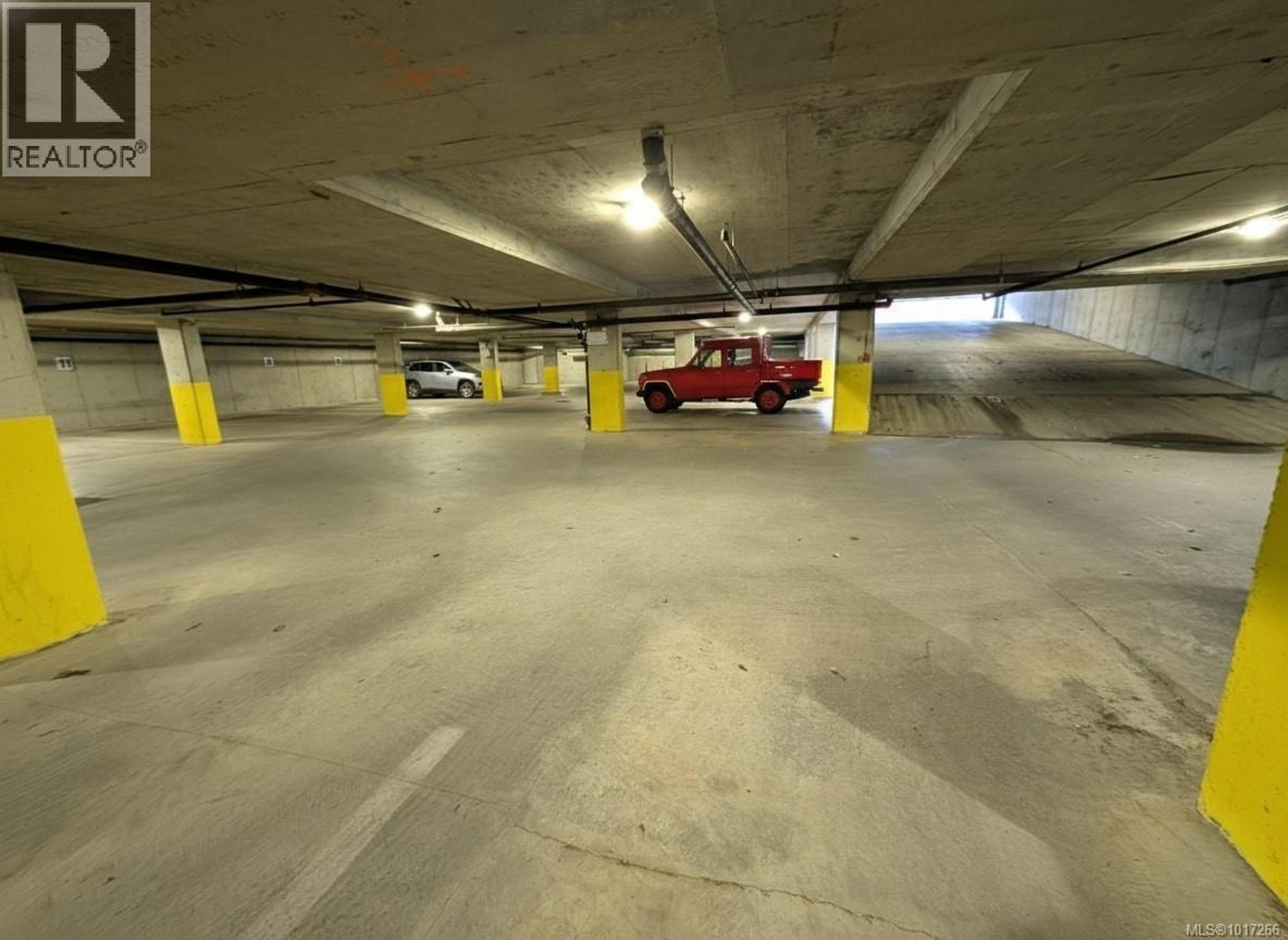 198 Island Hwy, Parksville - Common Areas - Parking - Photo 2