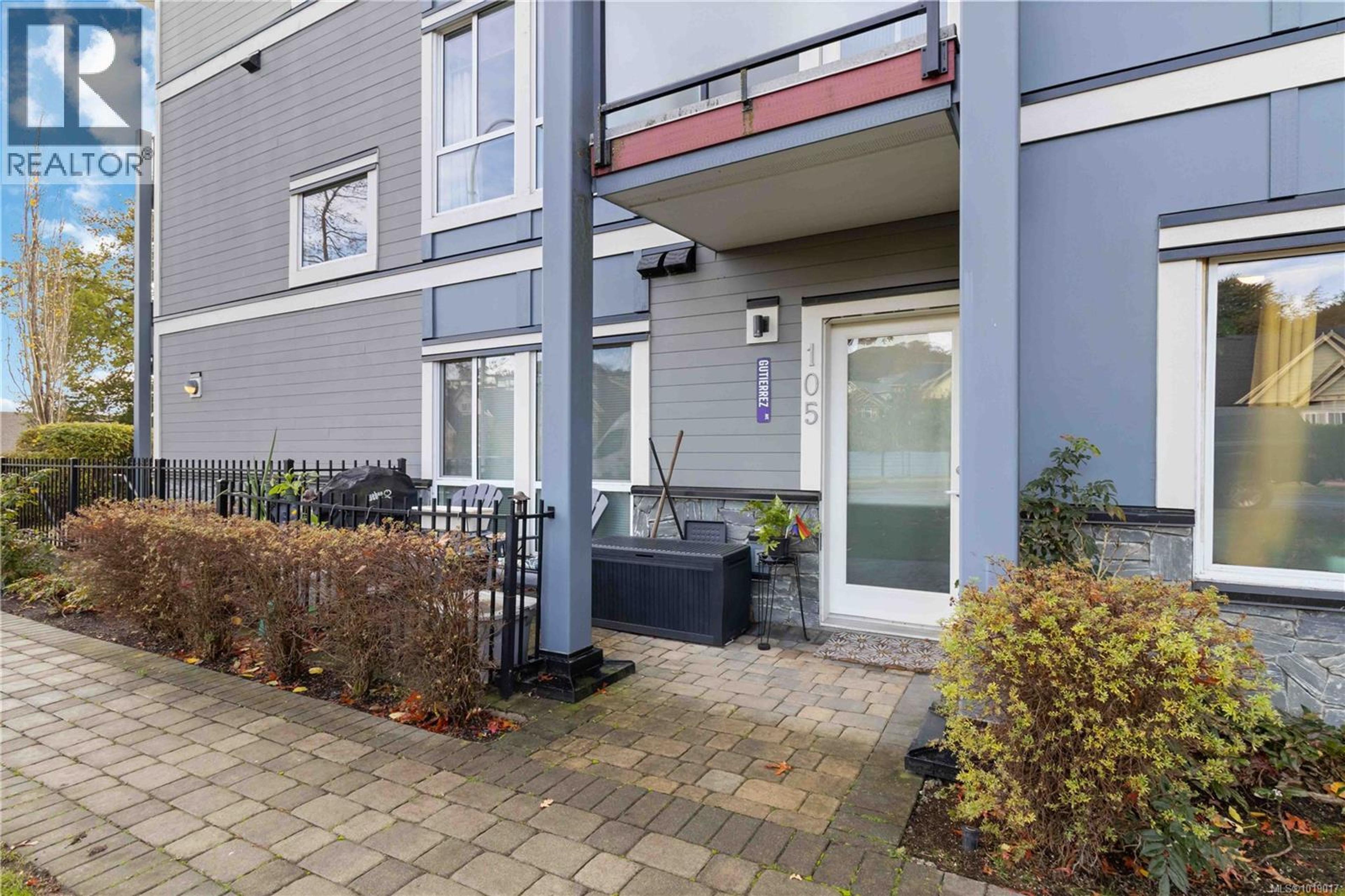 4050 Douglas St, Saanich - Exteriors - Photo 3