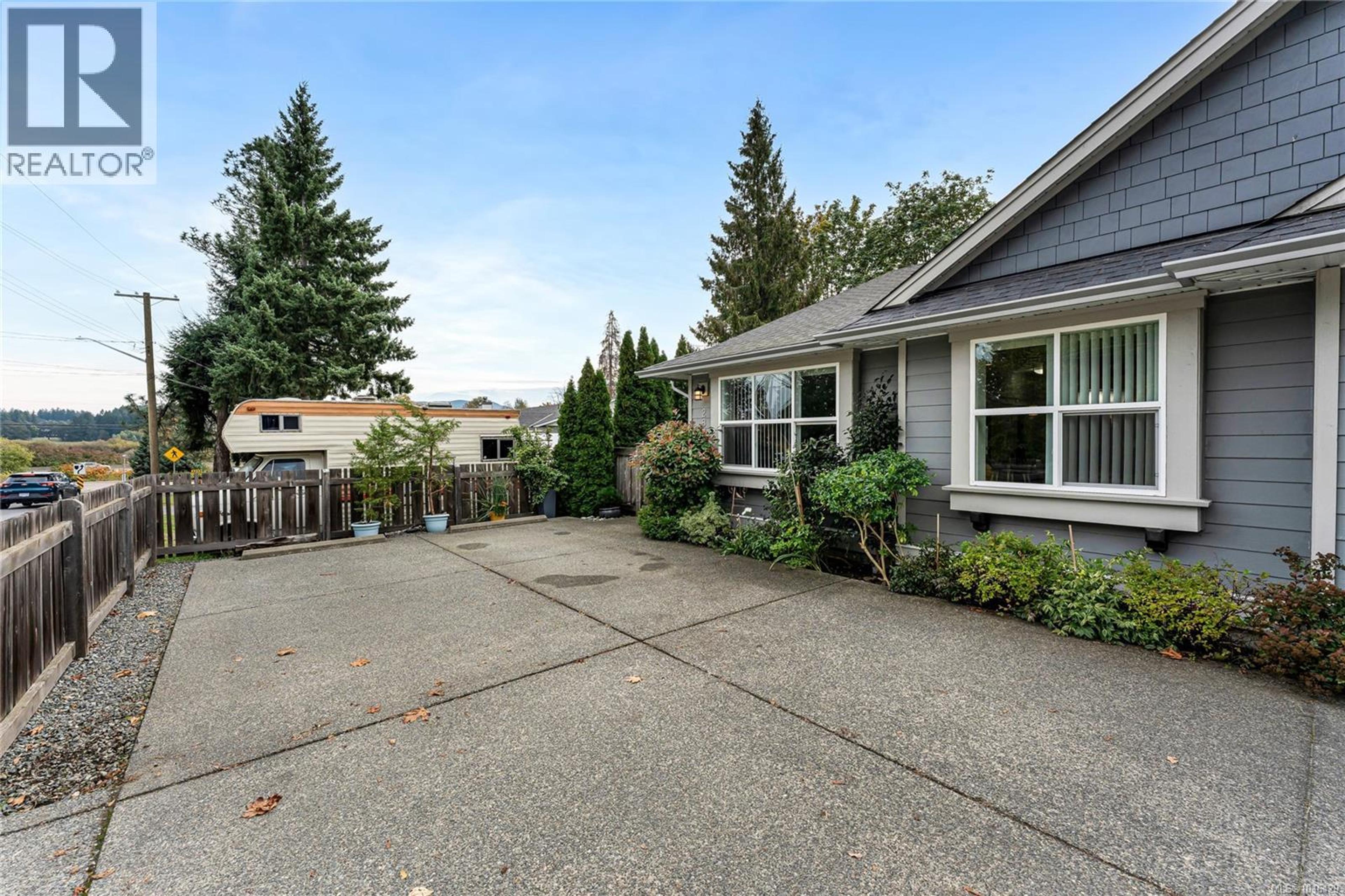 2876 Sherman Rd, Duncan - Exteriors - Photo 4