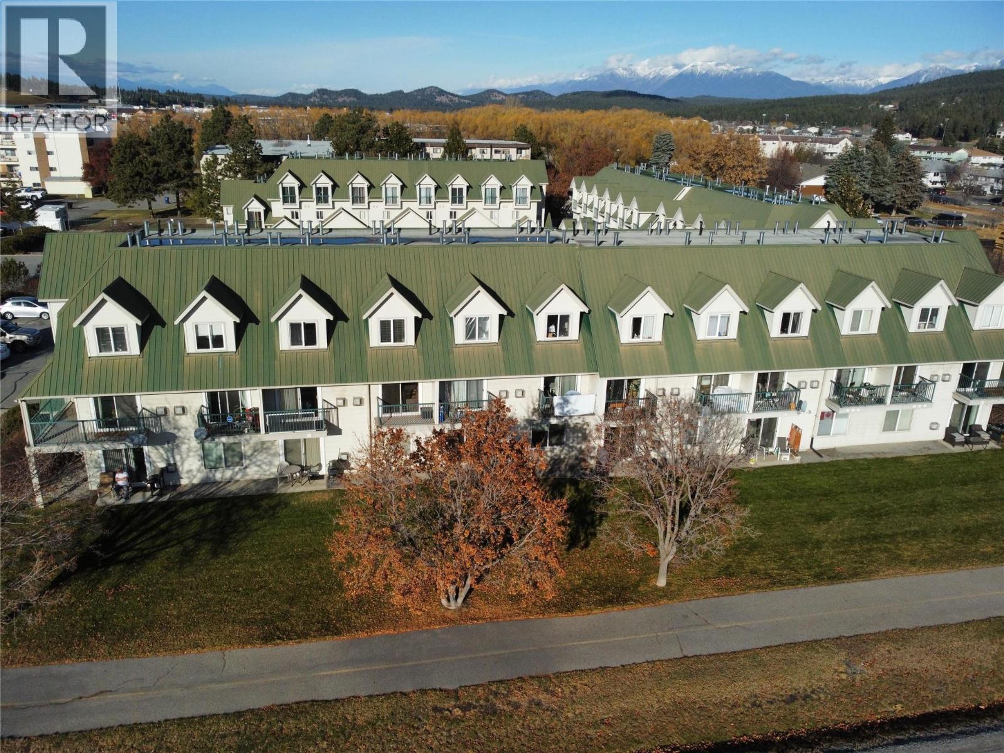 1004 23 Avenue N, Cranbrook - Exteriors - Full Complex View, Drone/Aerial View - Photo 8