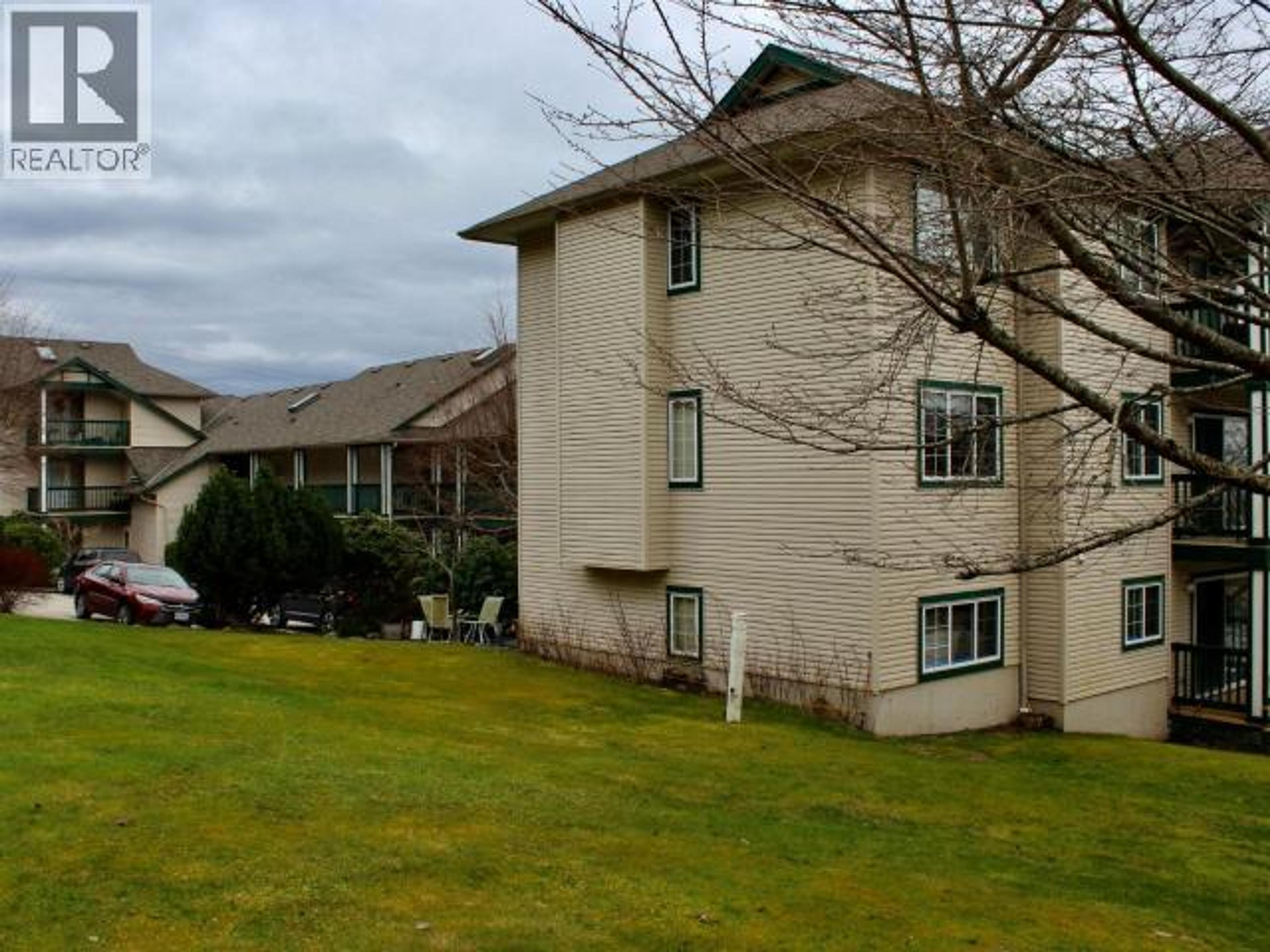 5701 WILLOW AVE, Powell River - Exteriors - Full Complex View - Photo 8
