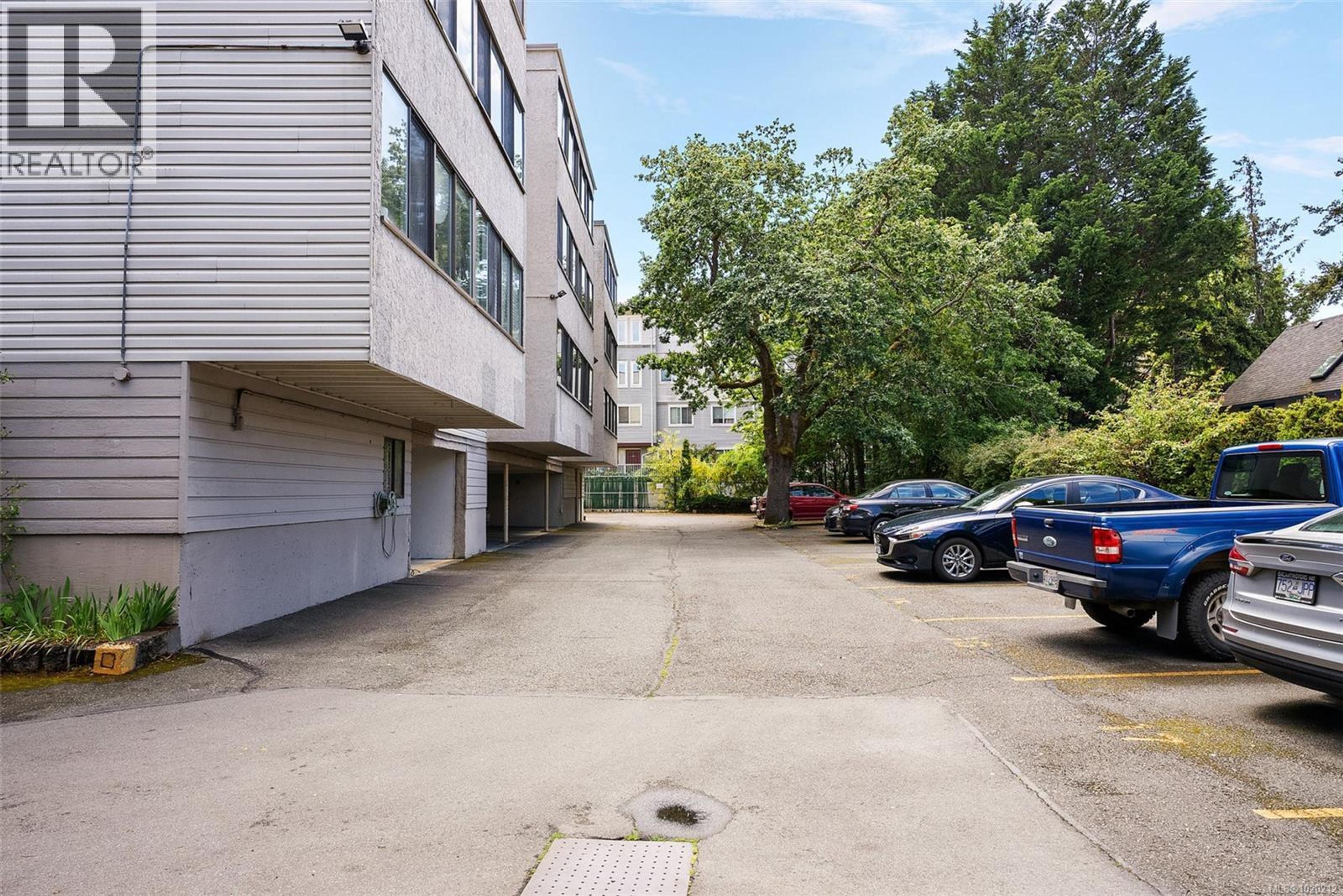 2610 Graham St, Victoria - Exteriors - Photo 2