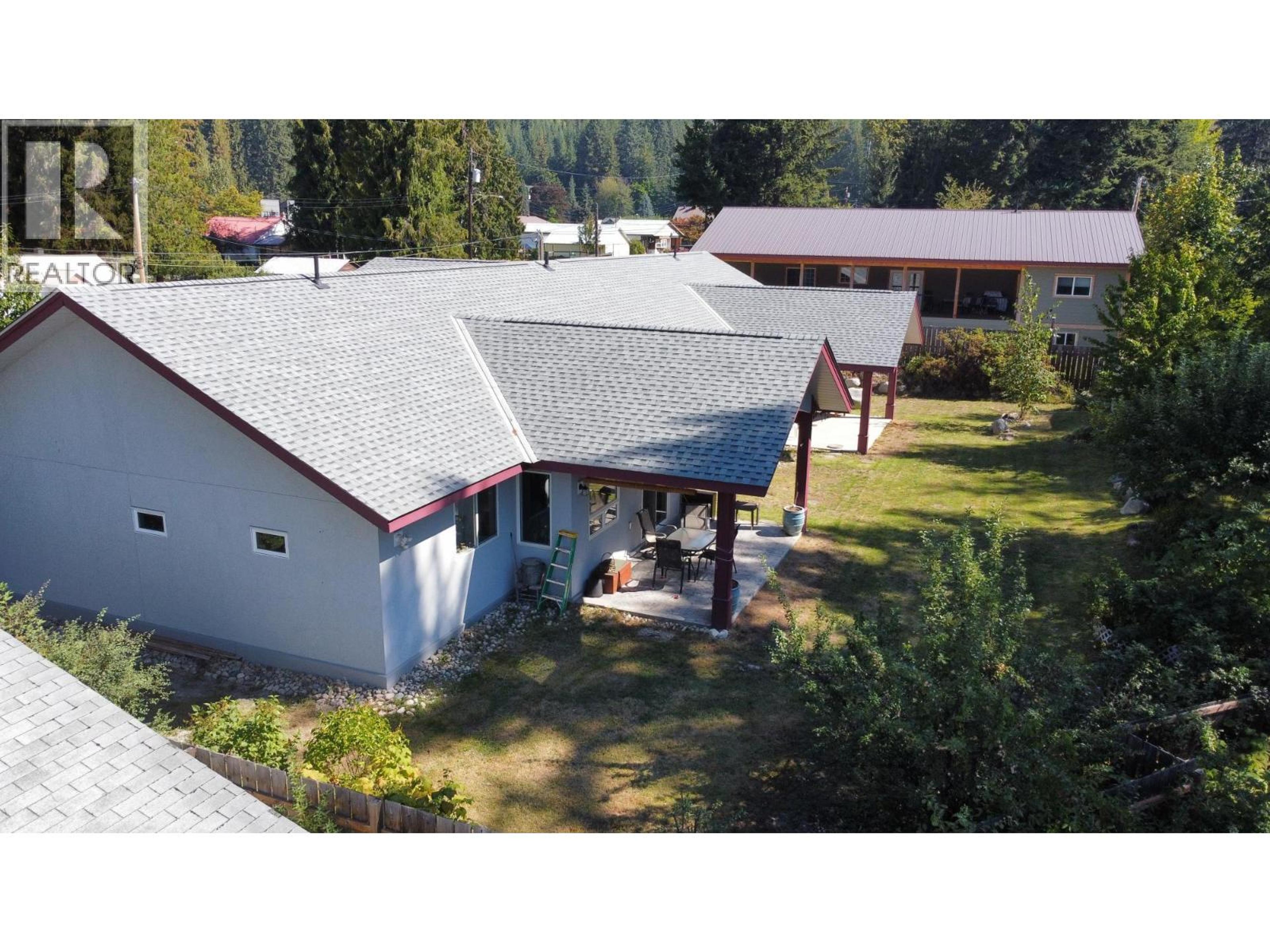 515 9TH Avenue, New Denver - Exteriors - Full Complex View - Photo 14