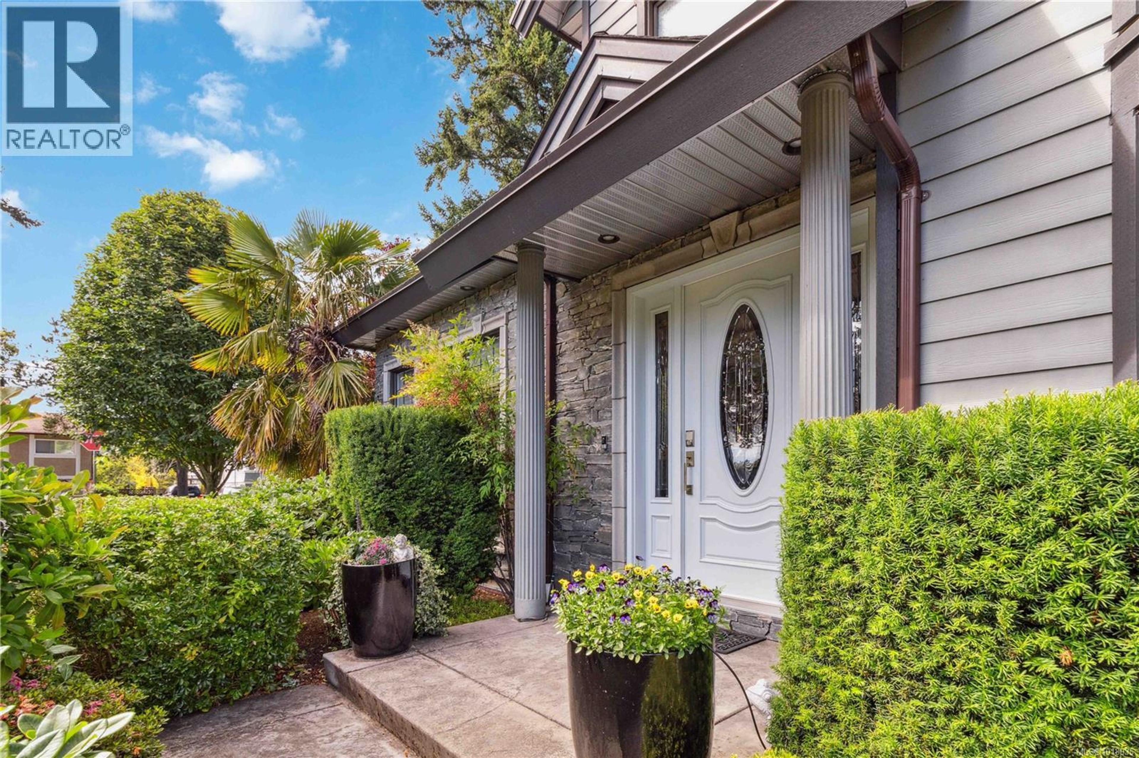 1702 De Sousa Pl, Saanich - Exteriors - Photo 1