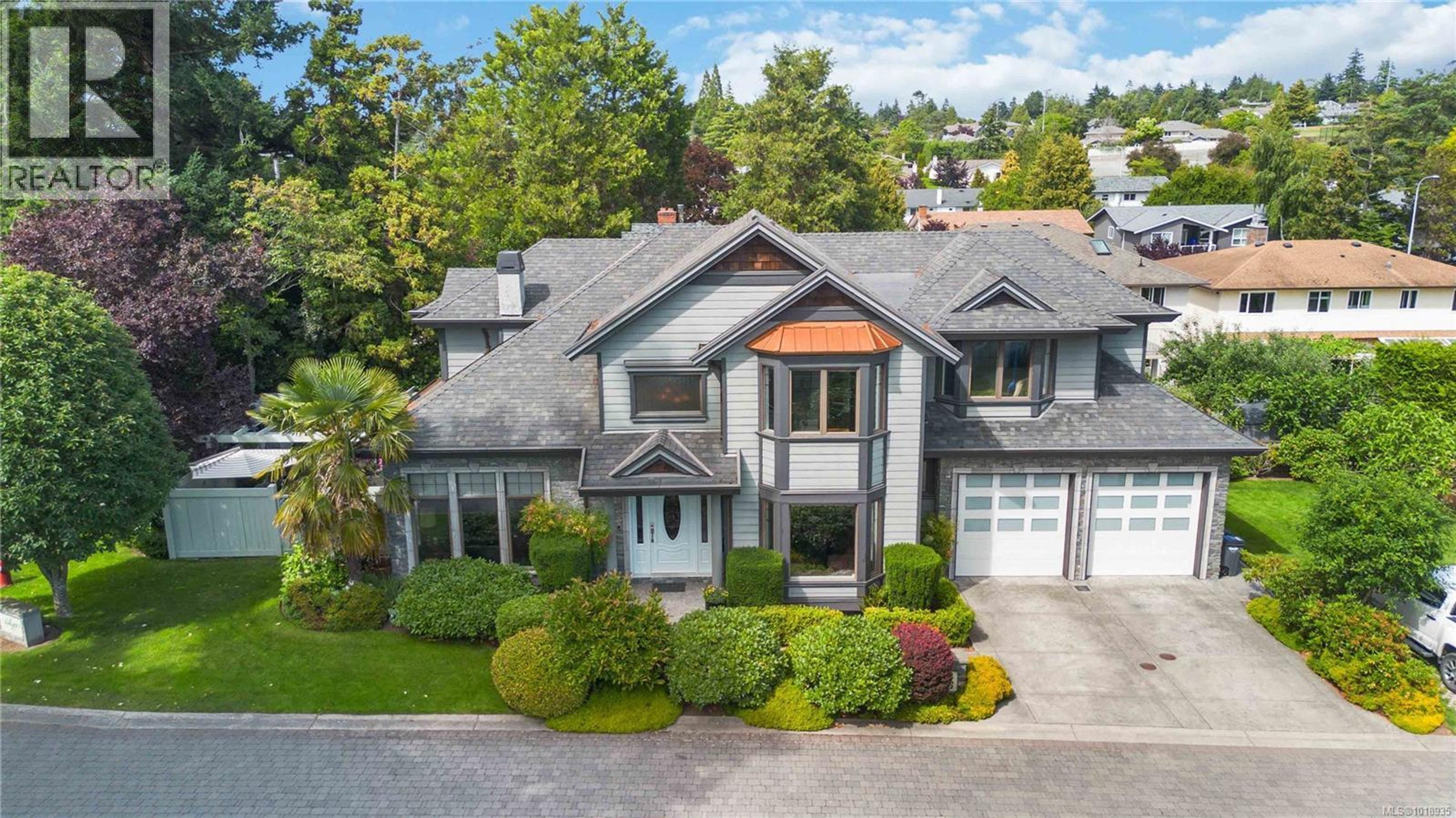 1702 De Sousa Pl, Saanich - Exteriors - Drone/Aerial View - Photo 4