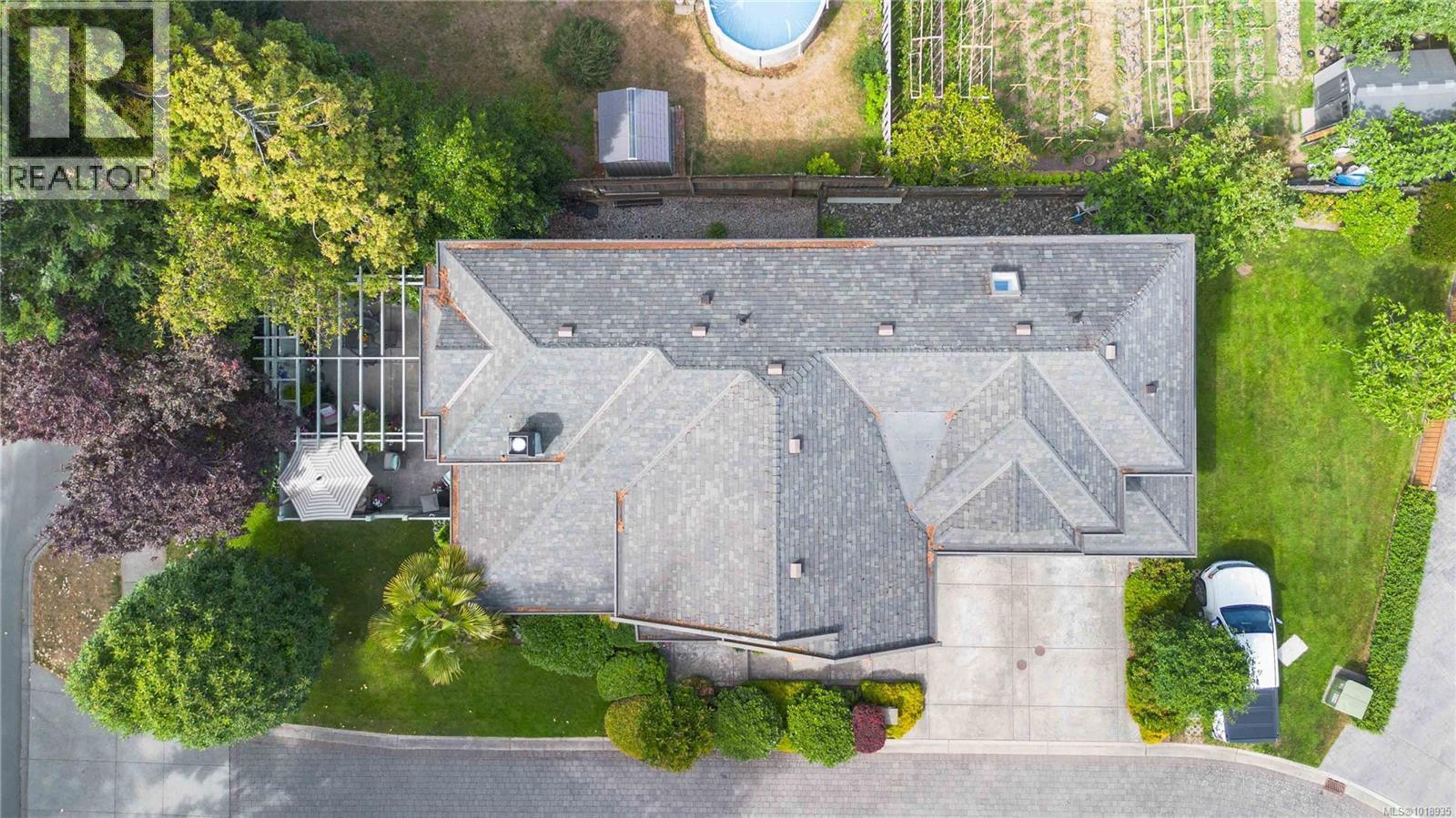 1702 De Sousa Pl, Saanich - Exteriors - Drone/Aerial View - Photo 6