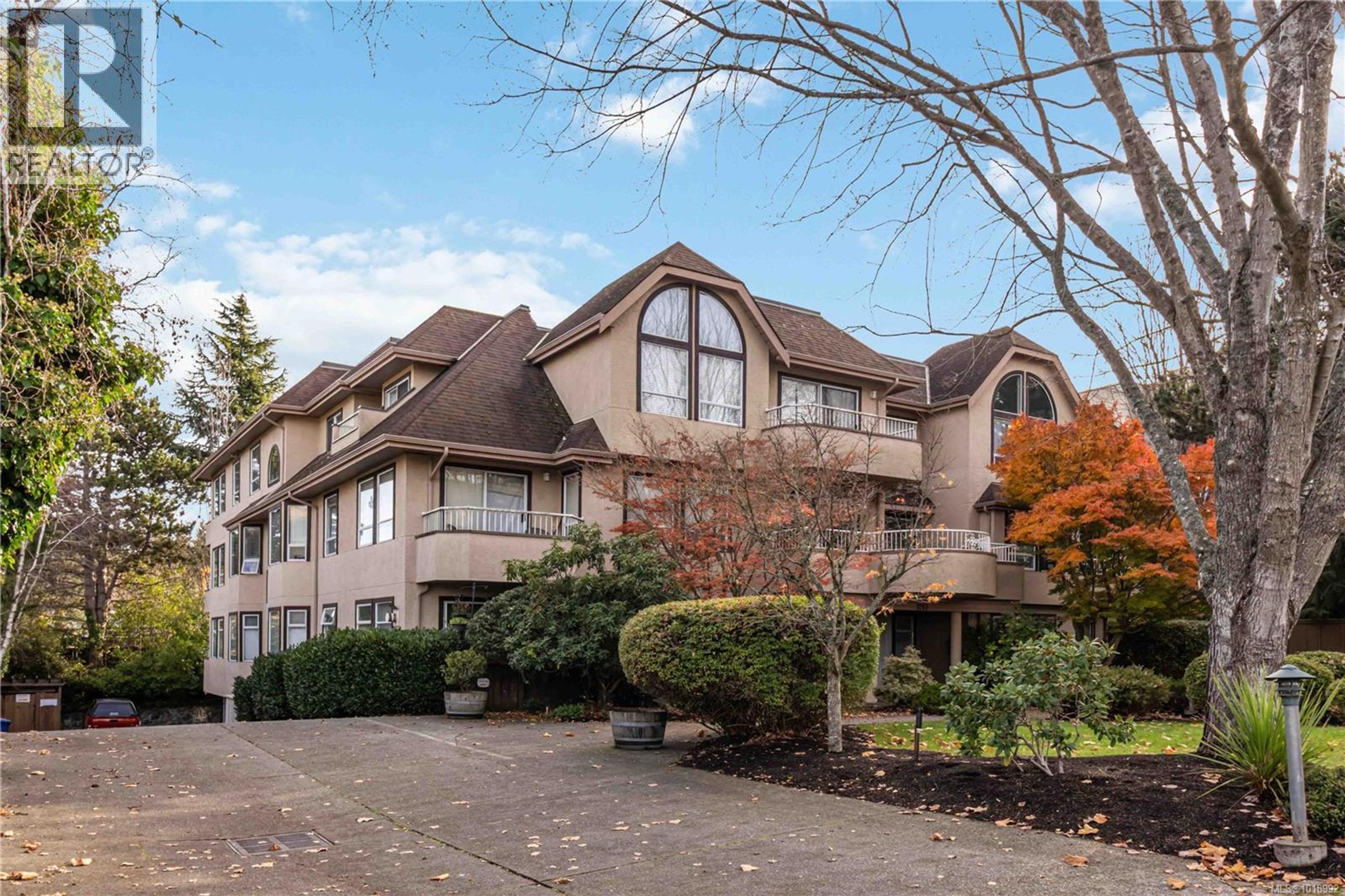 3263 Alder St, Victoria - Exteriors - Full Complex View - Photo 2