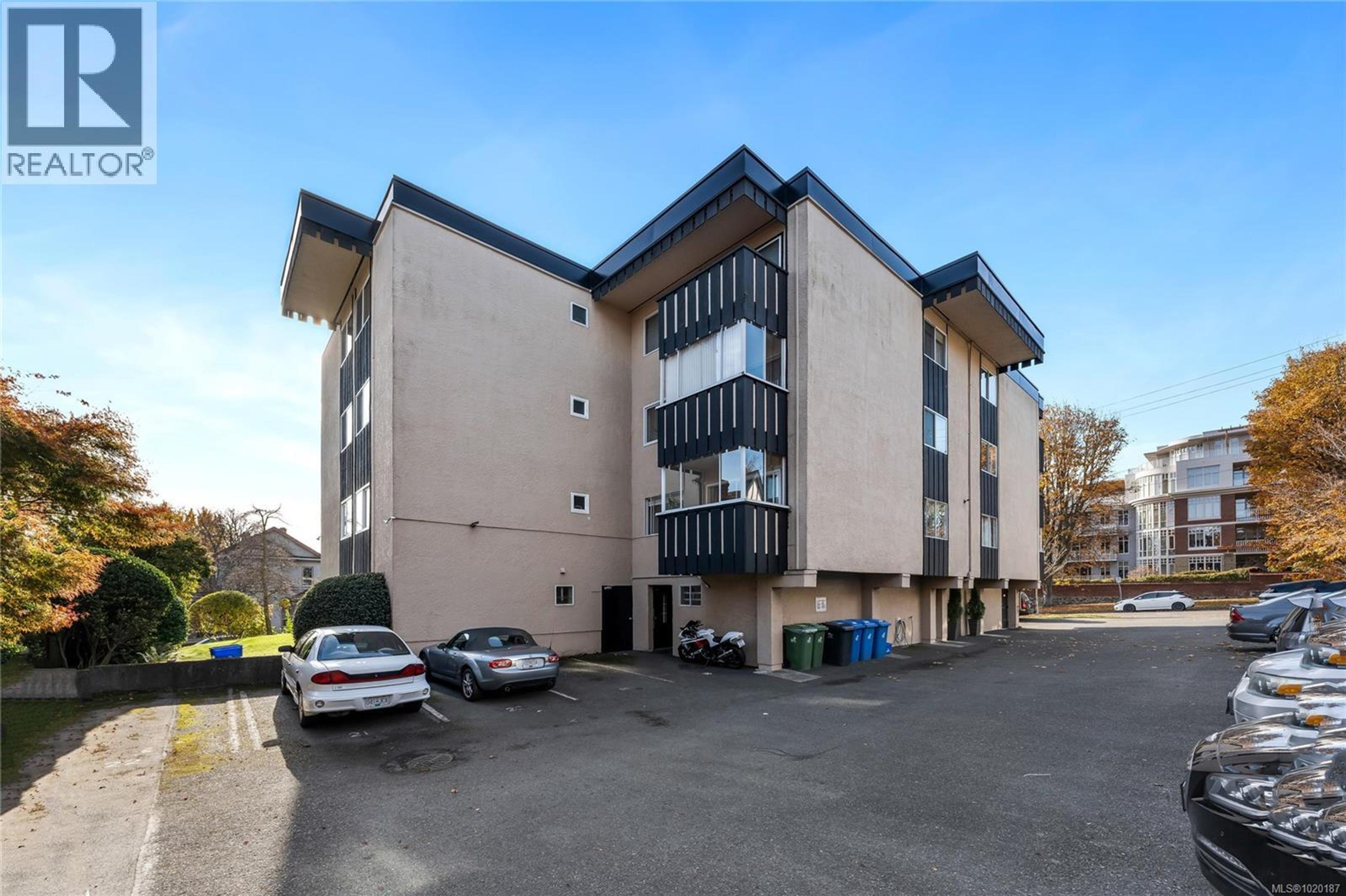 1000 McClure St, Victoria - Exteriors - Photo 2