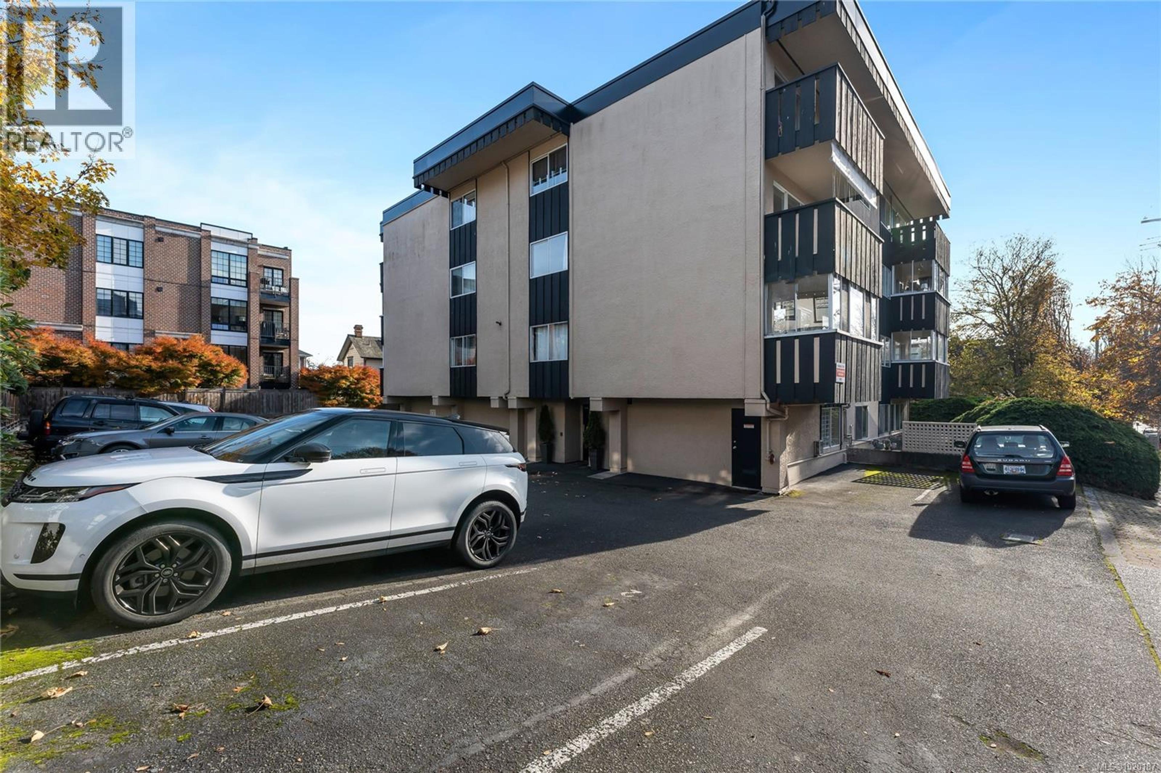 1000 McClure St, Victoria - Exteriors - Photo 3