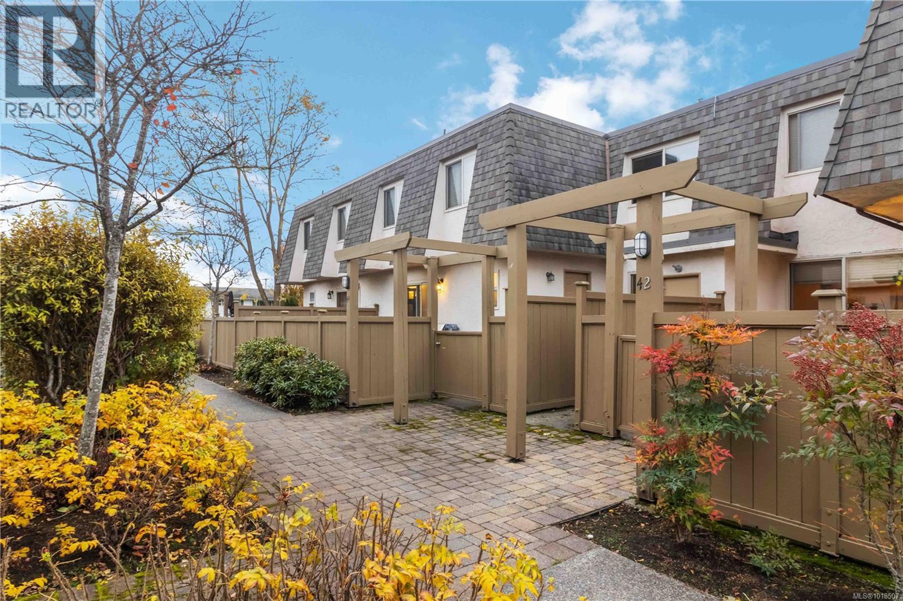 4061 Larchwood Dr, Saanich - Exteriors - Photo 1