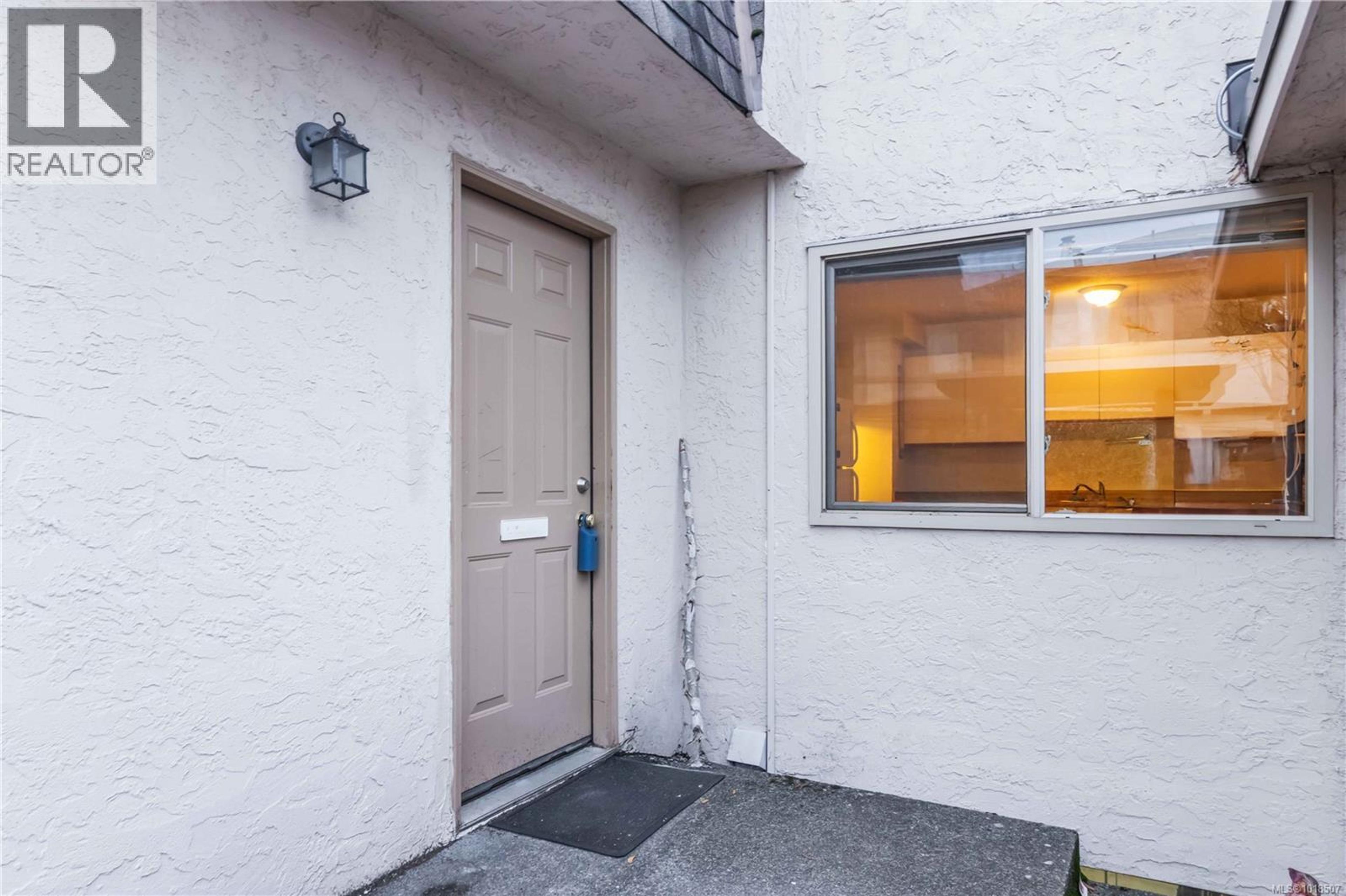 4061 Larchwood Dr, Saanich - Exteriors - Photo 2