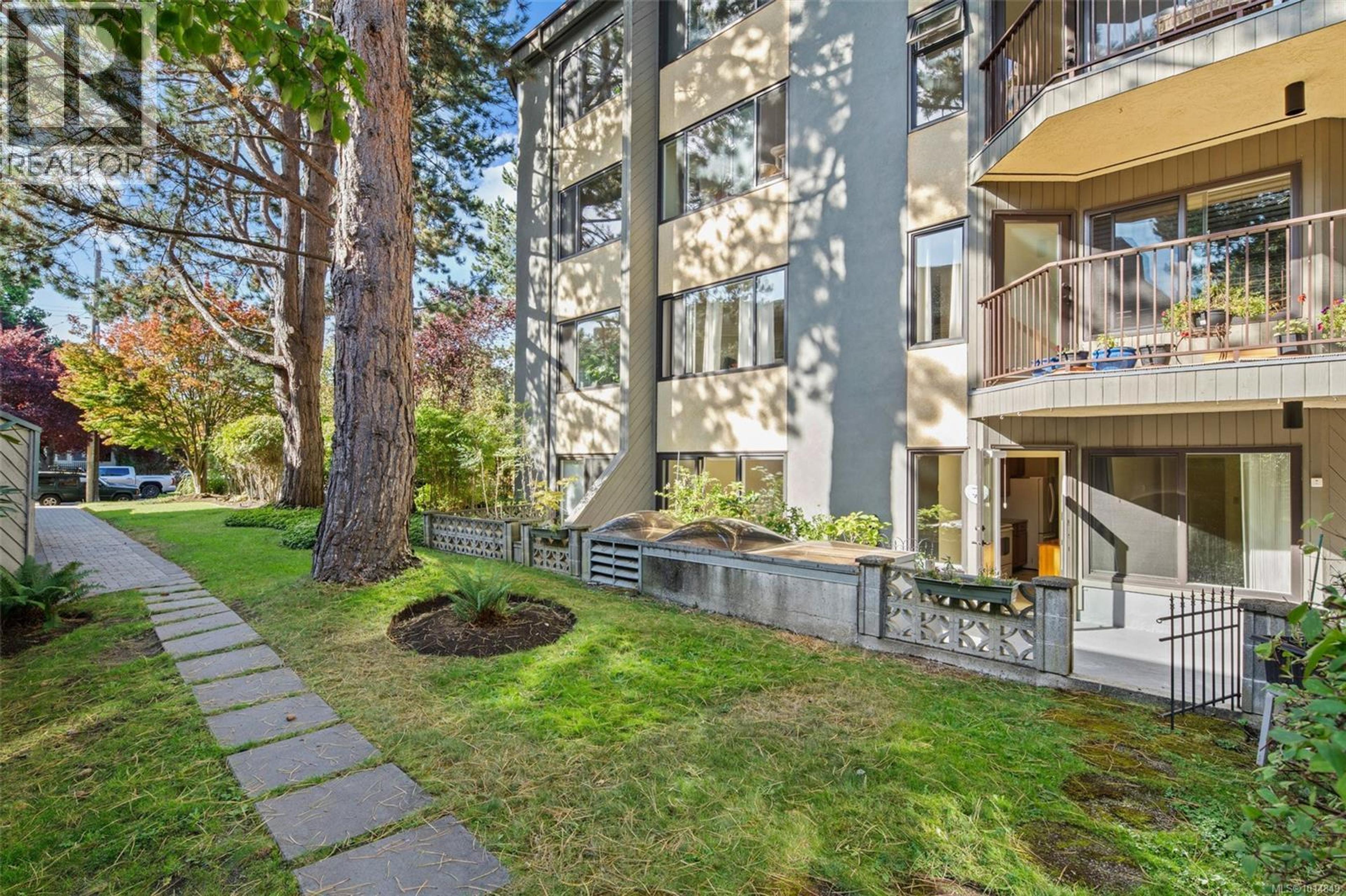 1149 Rockland Ave, Victoria - Exteriors - Photo 2