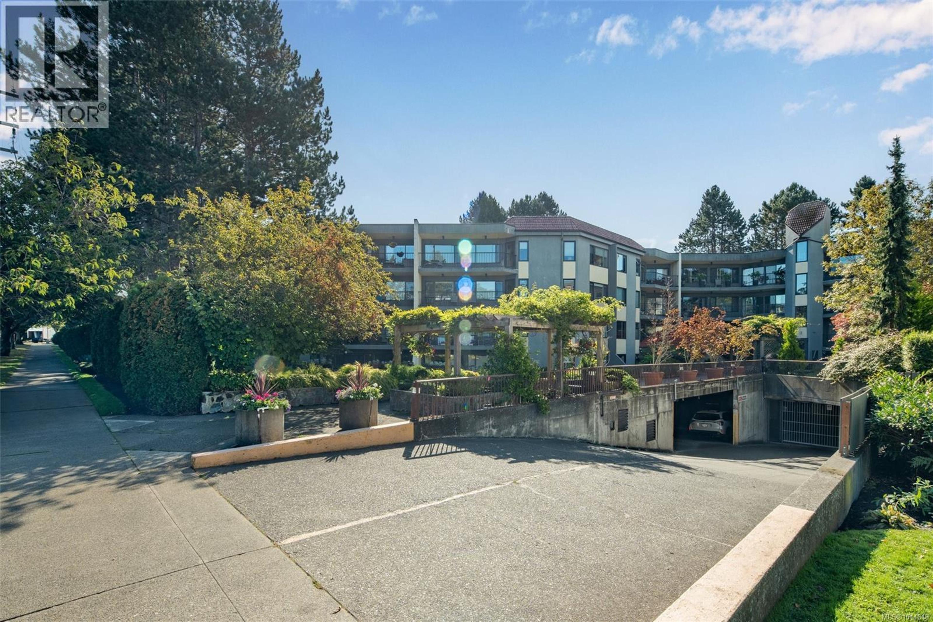 1149 Rockland Ave, Victoria - Exteriors - Full Complex View - Photo 3