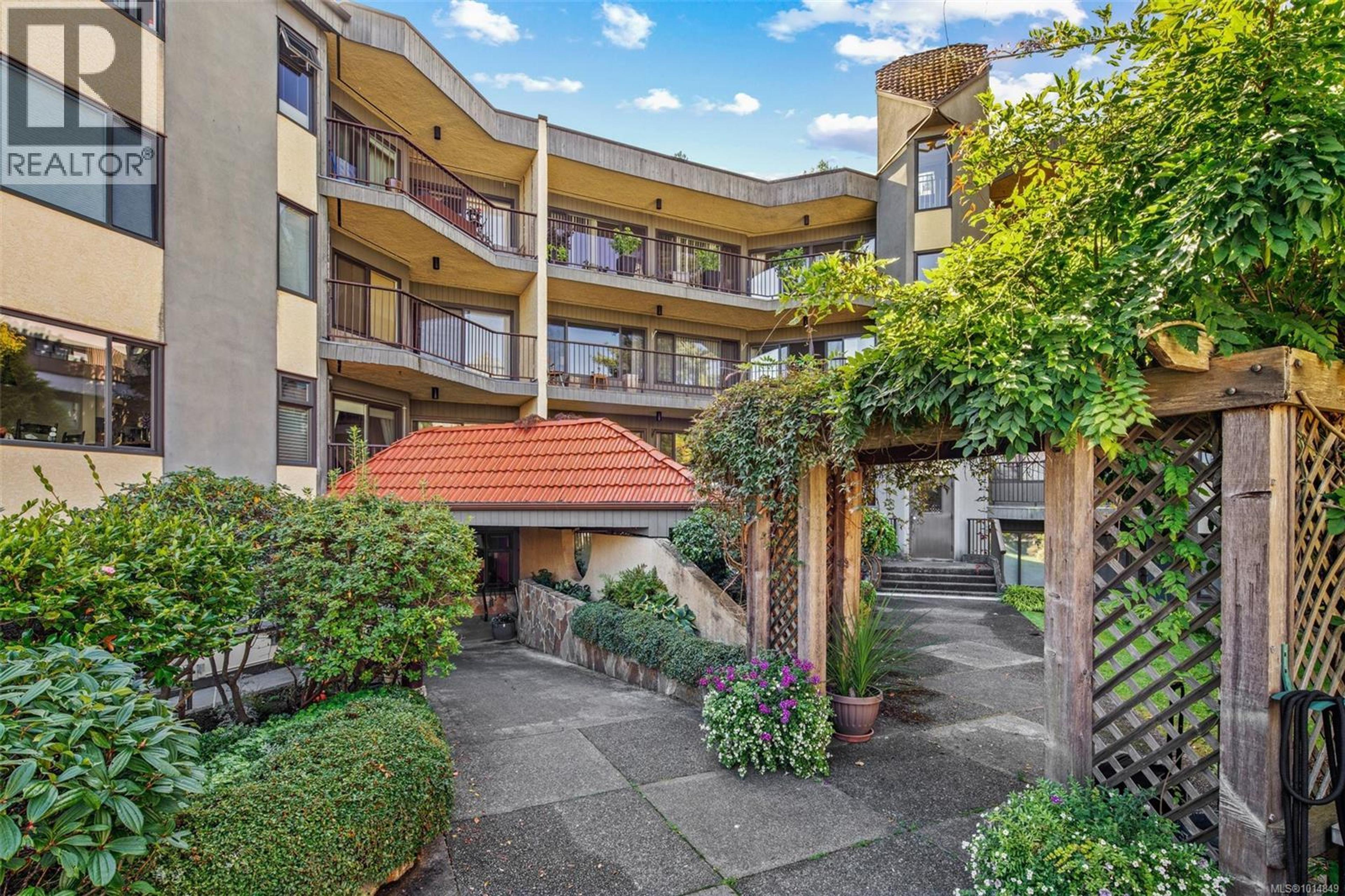 1149 Rockland Ave, Victoria - Exteriors - Full Complex View - Photo 4