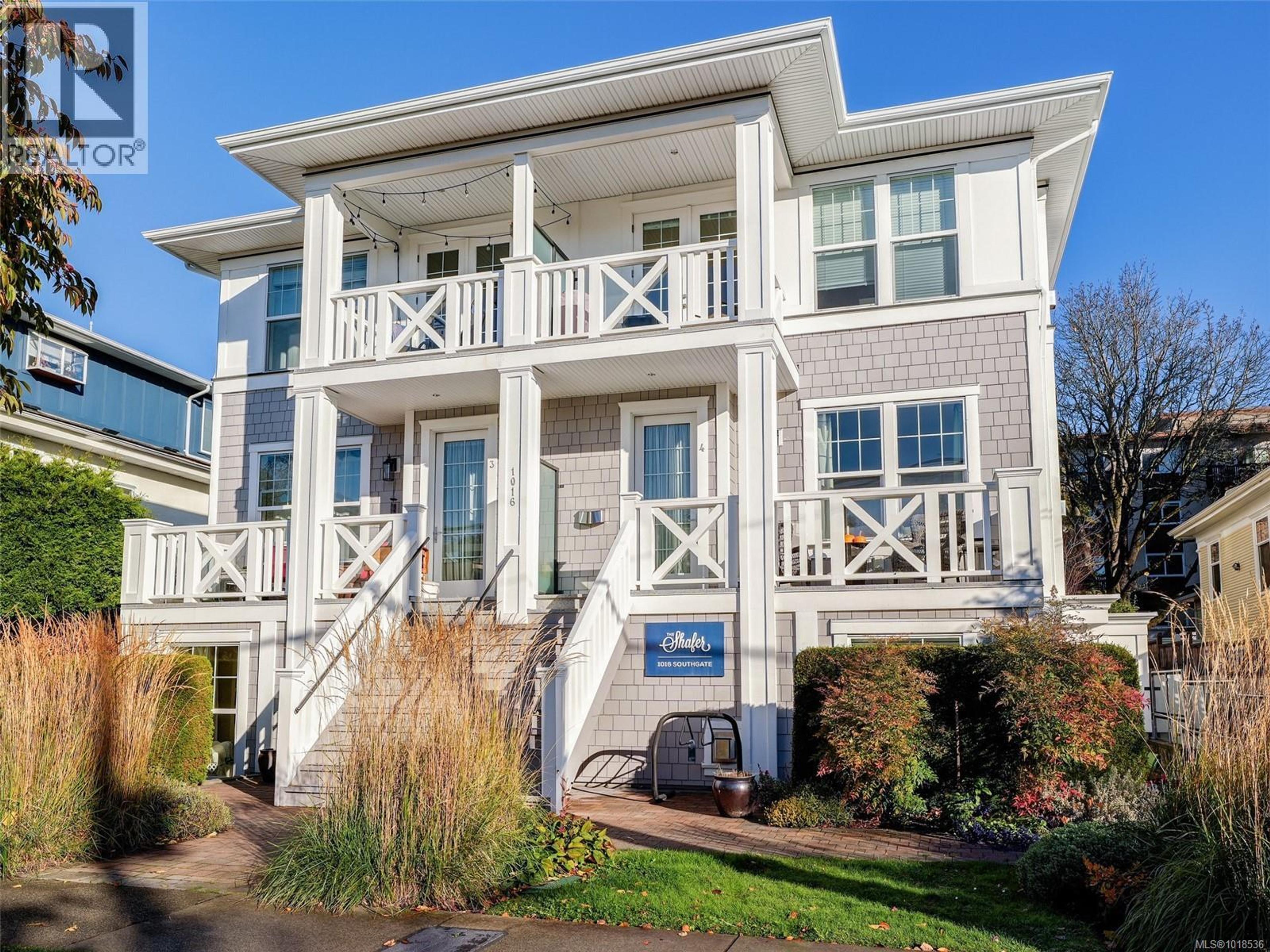 1016 Southgate St, Victoria - Exteriors - Photo 1