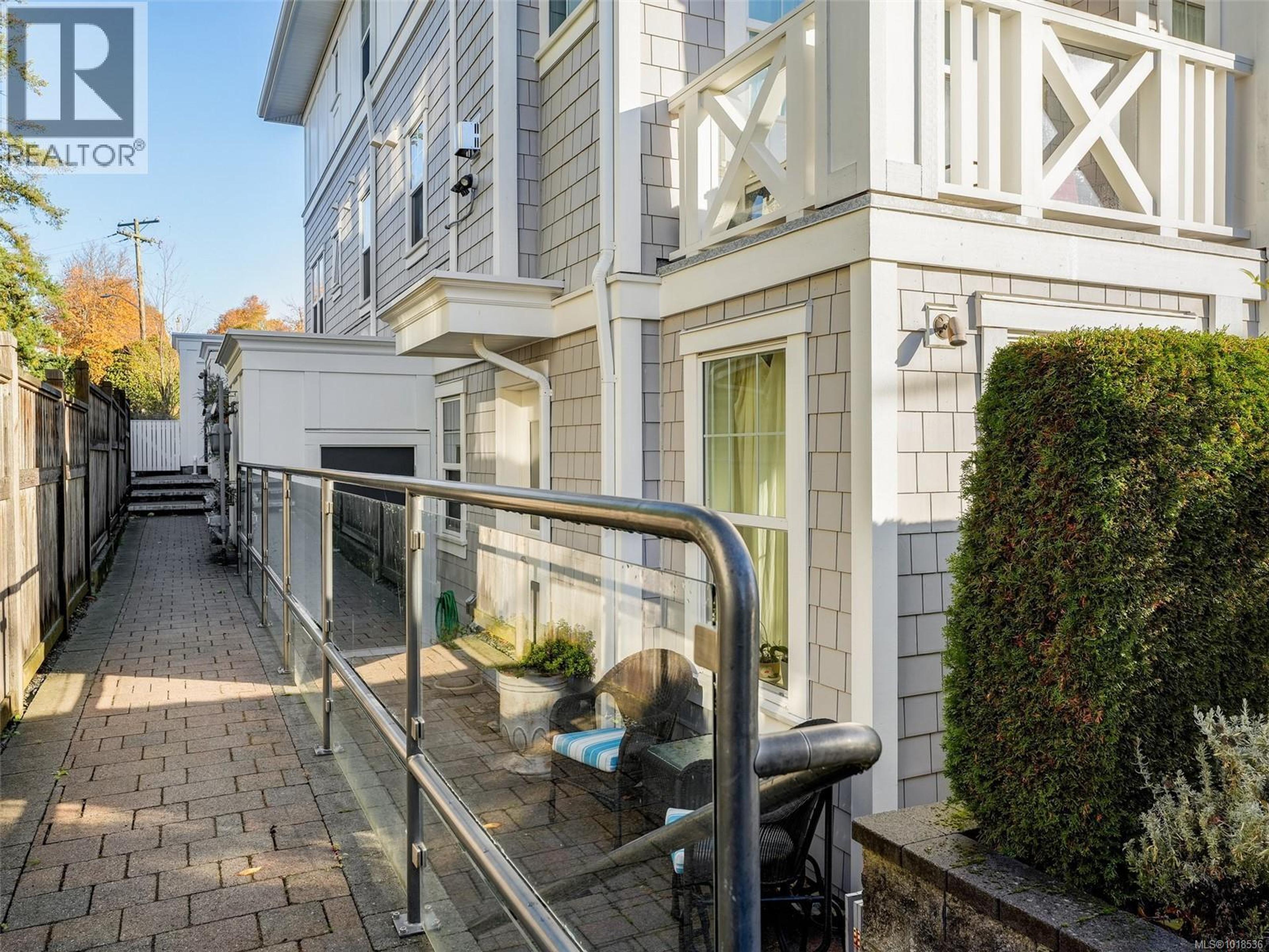 1016 Southgate St, Victoria - Exteriors - Photo 2