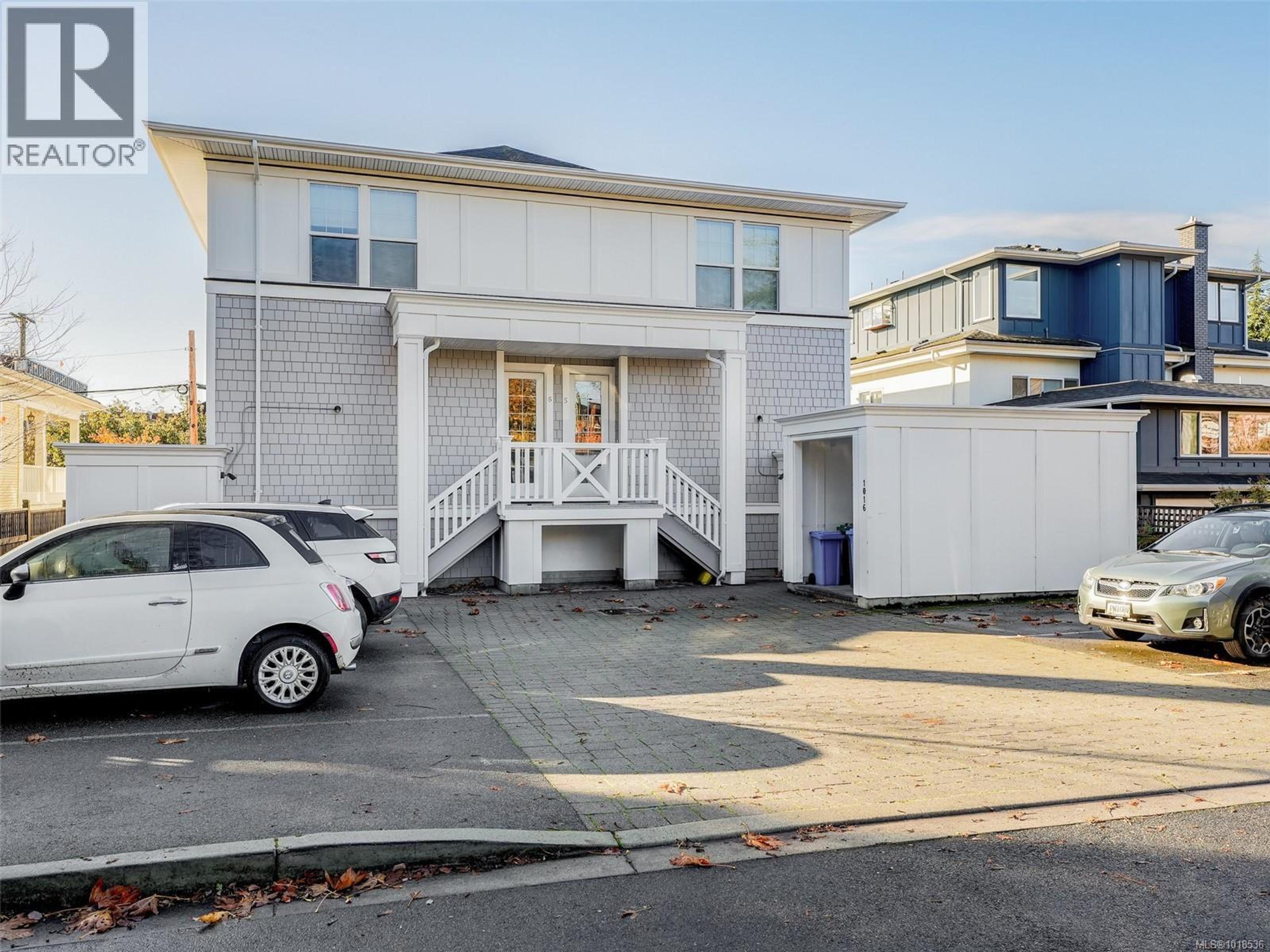 1016 Southgate St, Victoria - Exteriors - Photo 3