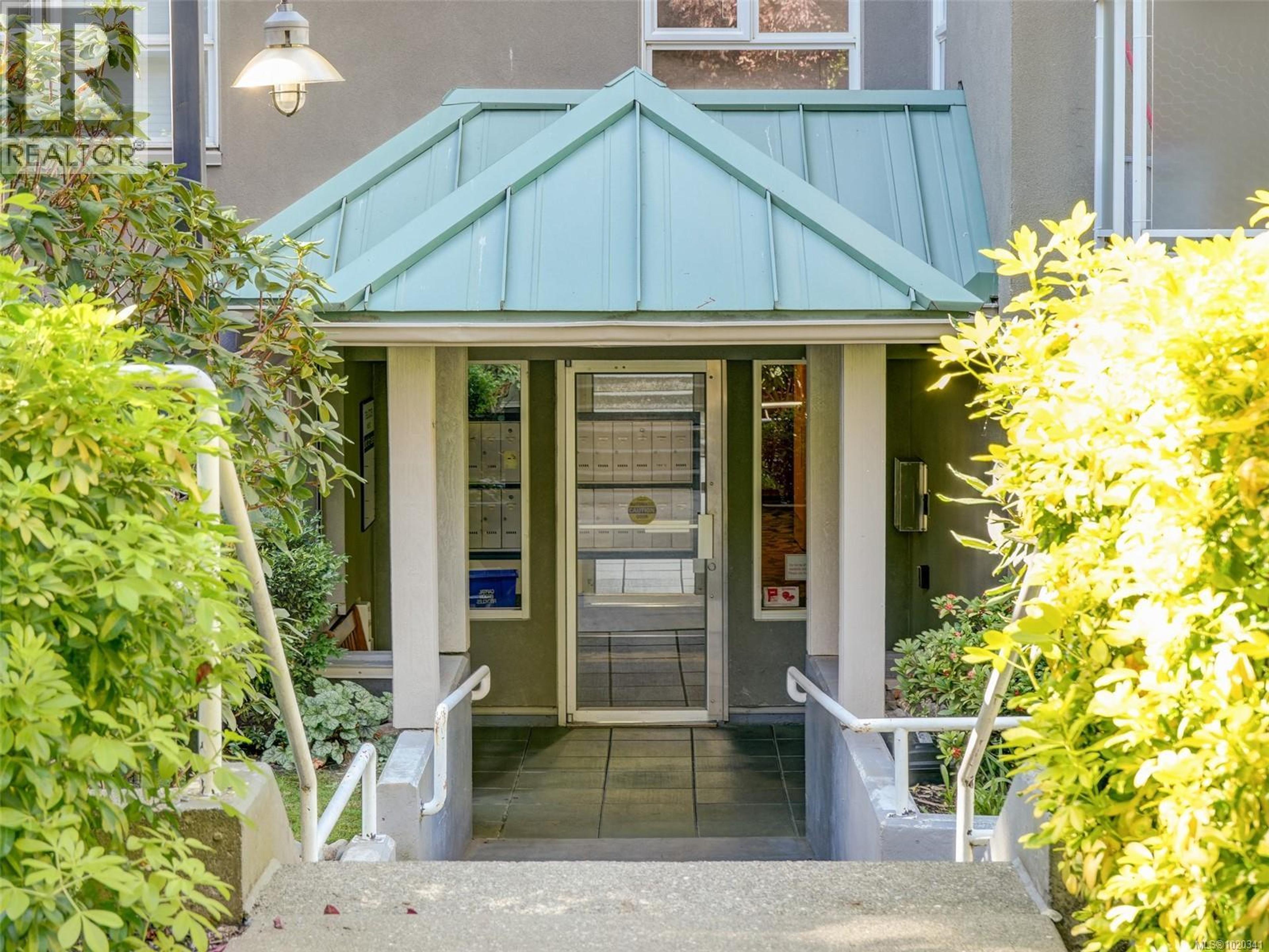 2520 Wark St, Victoria - Exteriors - Photo 3