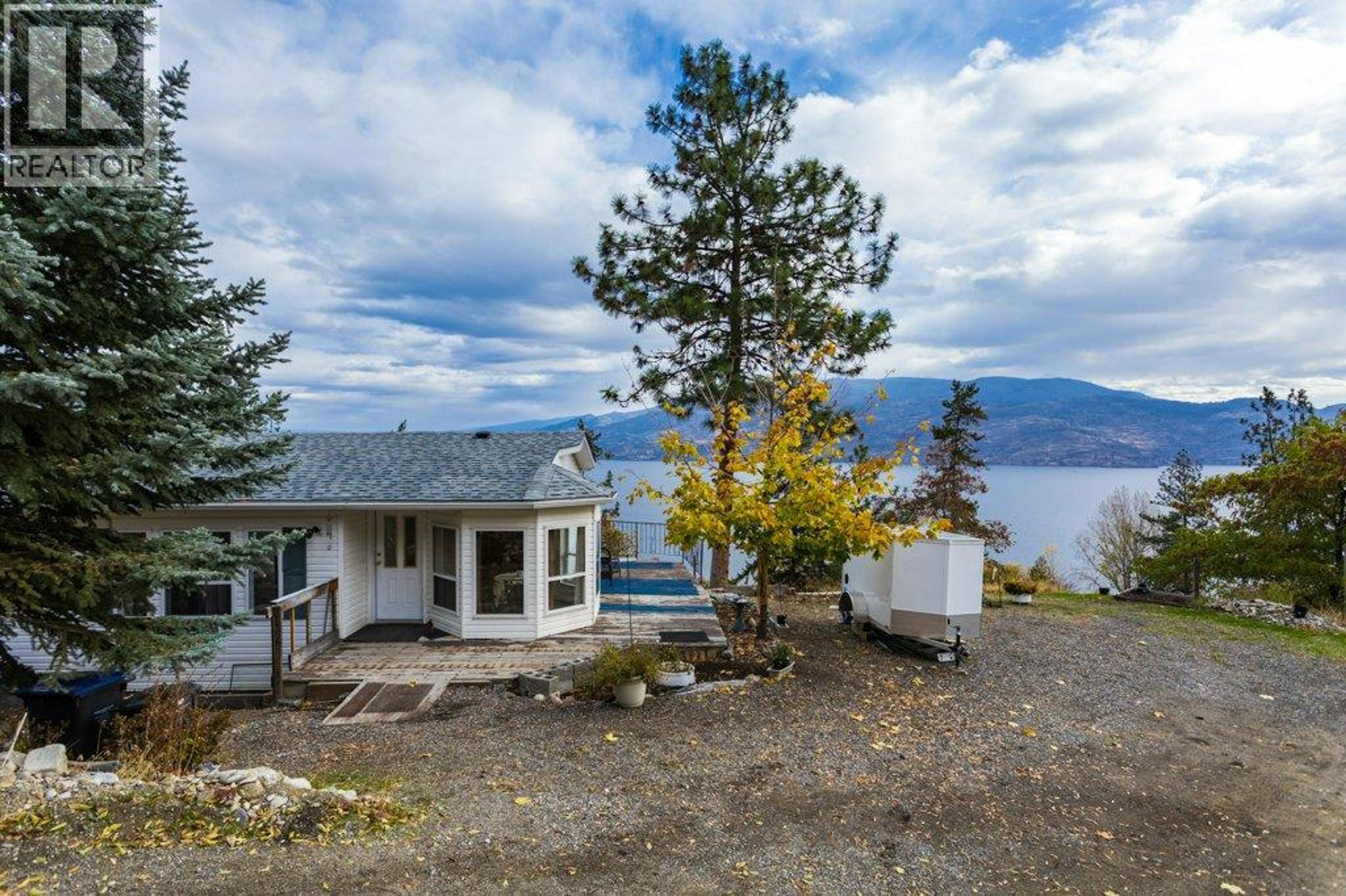5906 Somerset Avenue, Peachland - Exteriors - Photo 1