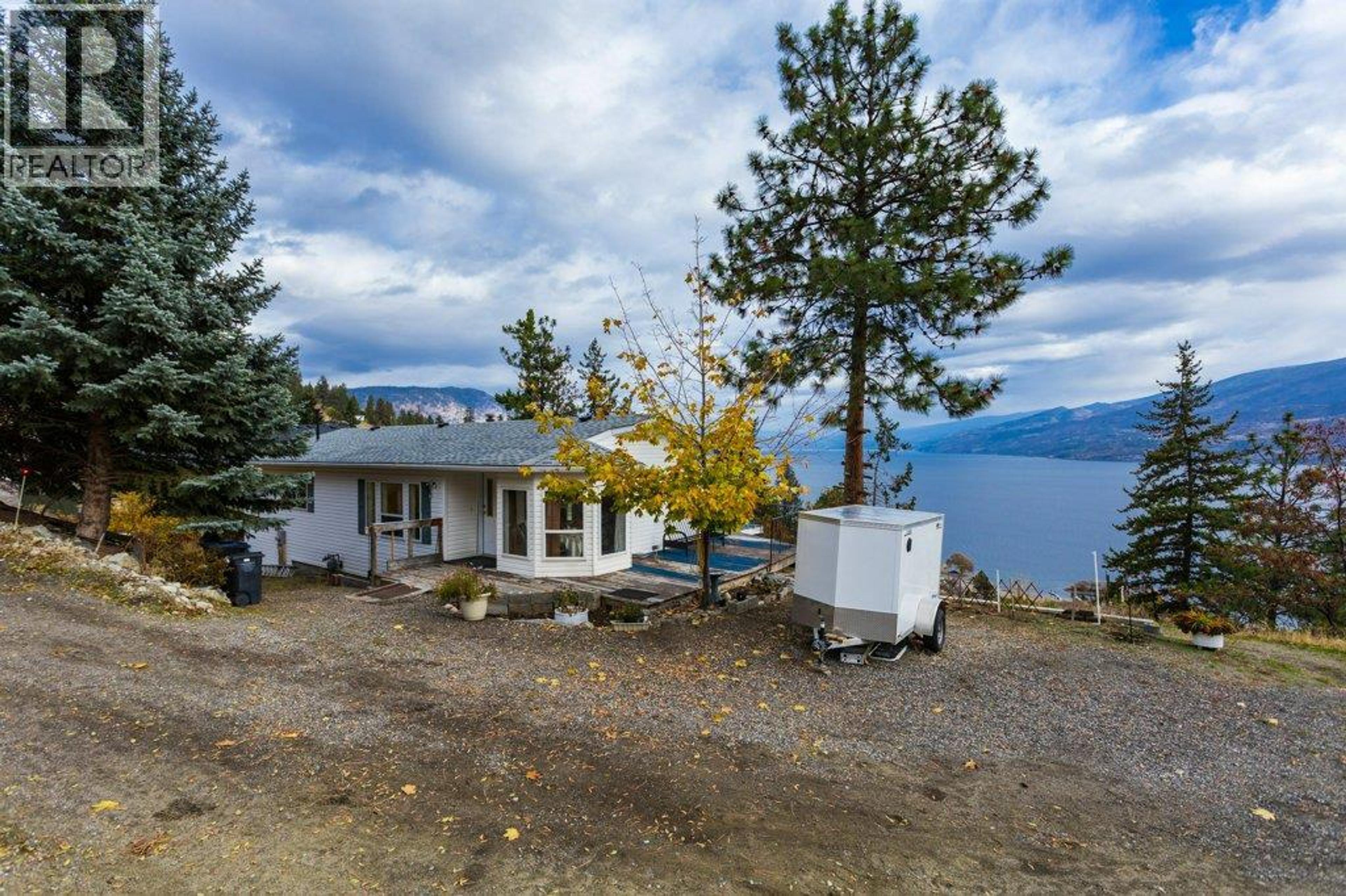 5906 Somerset Avenue, Peachland - Exteriors - Photo 2