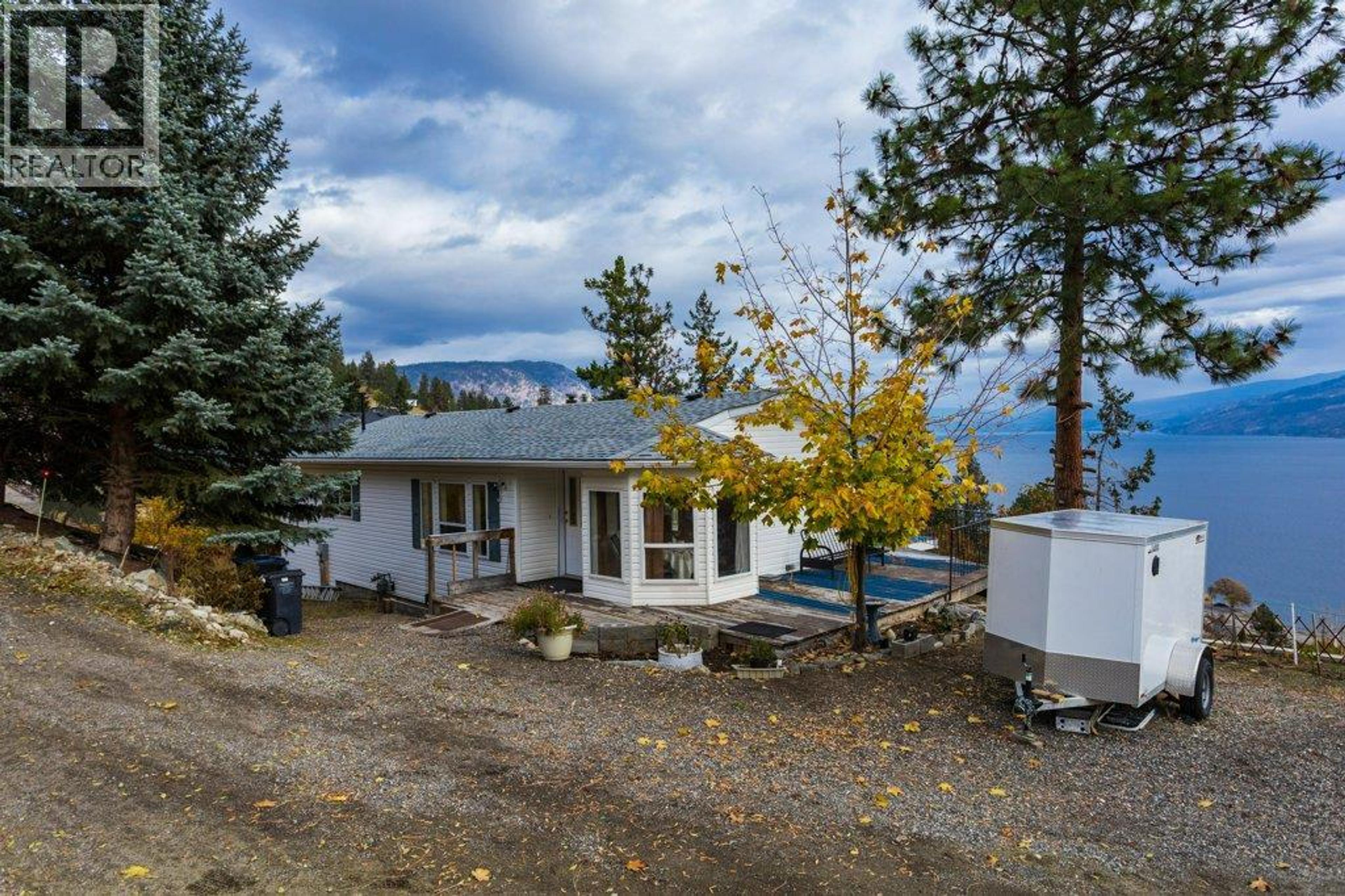 5906 Somerset Avenue, Peachland - Exteriors - Photo 3