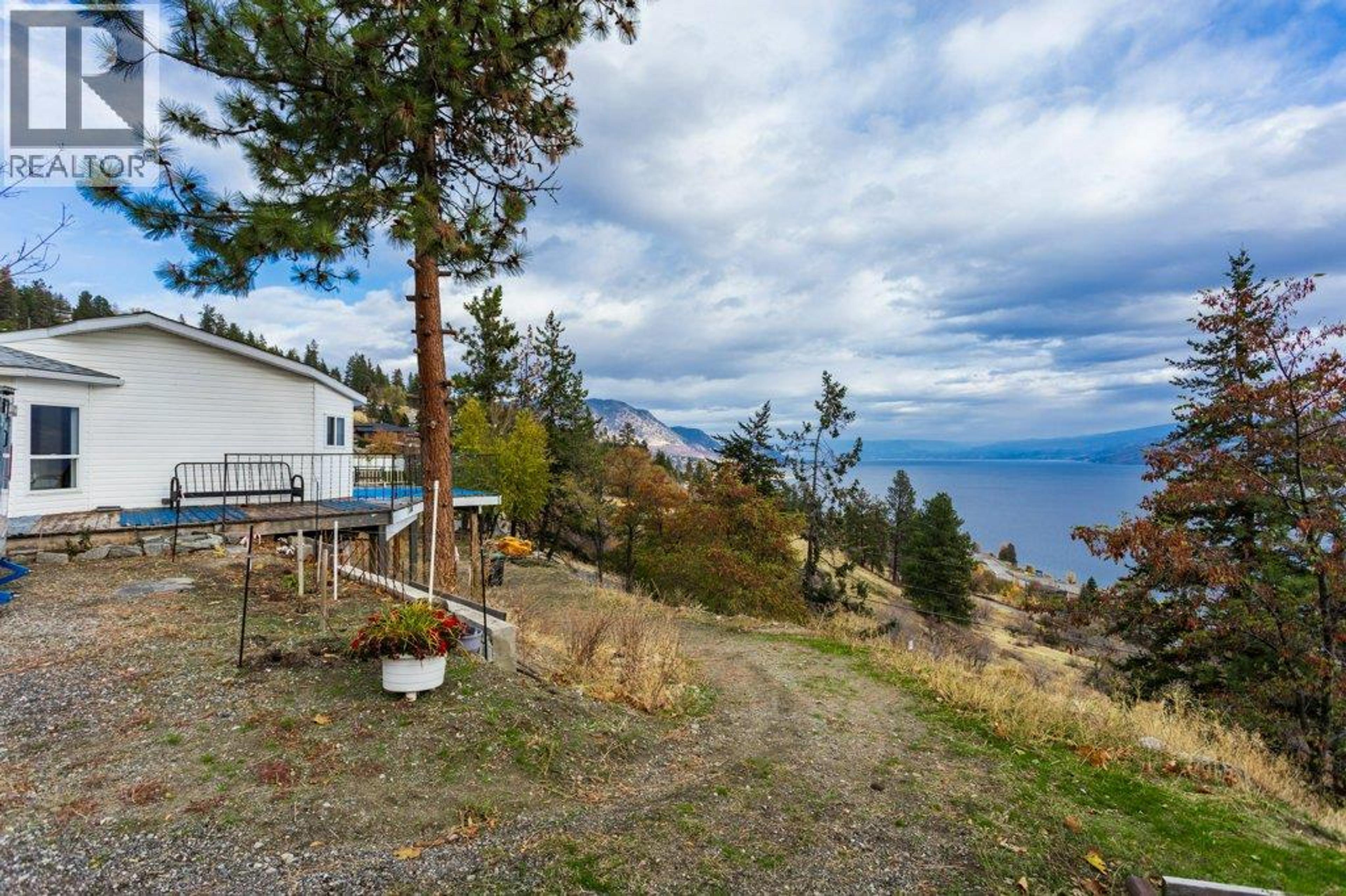 5906 Somerset Avenue, Peachland - Exteriors - Photo 5