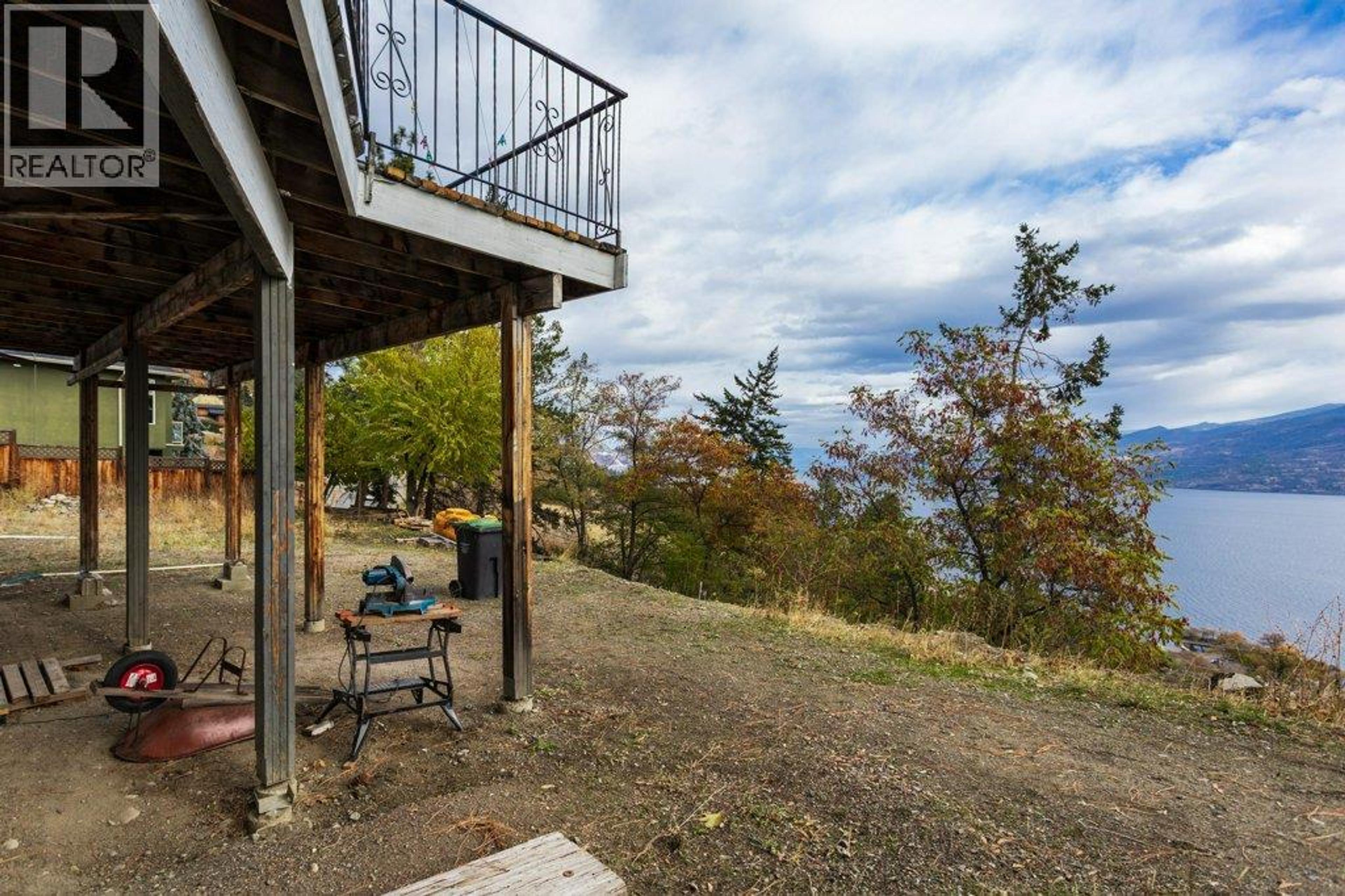 5906 Somerset Avenue, Peachland - Exteriors - Photo 6