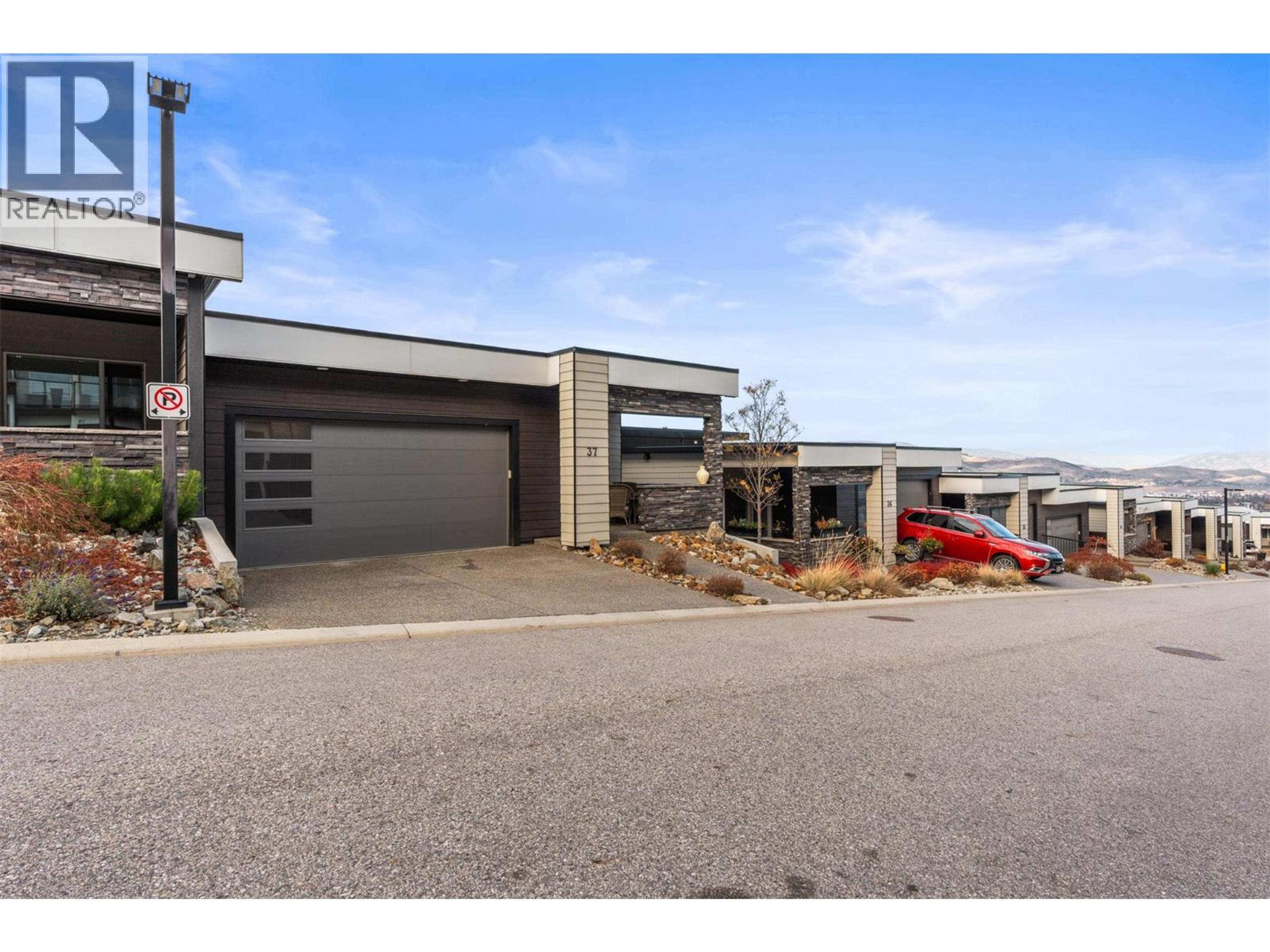 1000 Mt. Robson Place, Vernon - Exteriors - Full Complex View - Photo 2