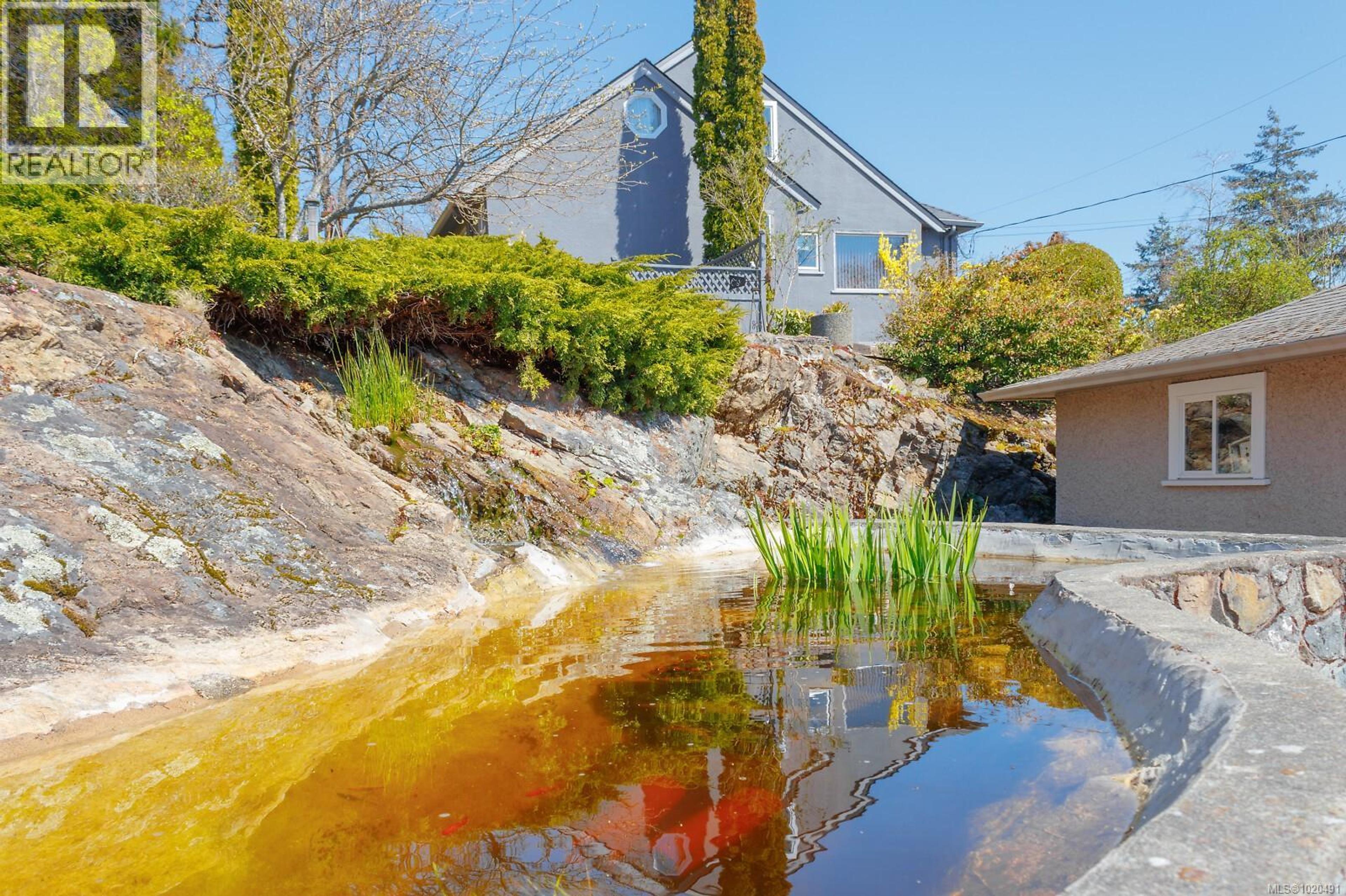 1196 Clovelly Terr, Saanich - Exteriors - Photo 2