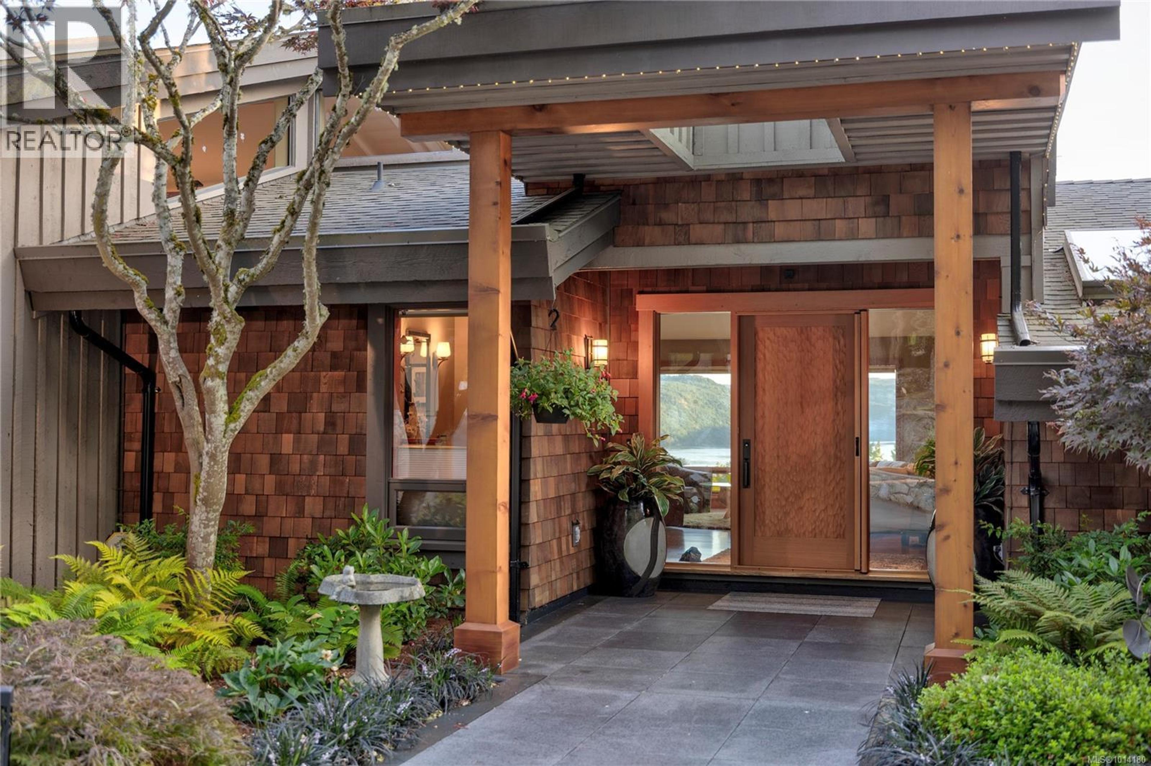 8100 Woodwyn Terr, Central Saanich - Exteriors - Photo 1