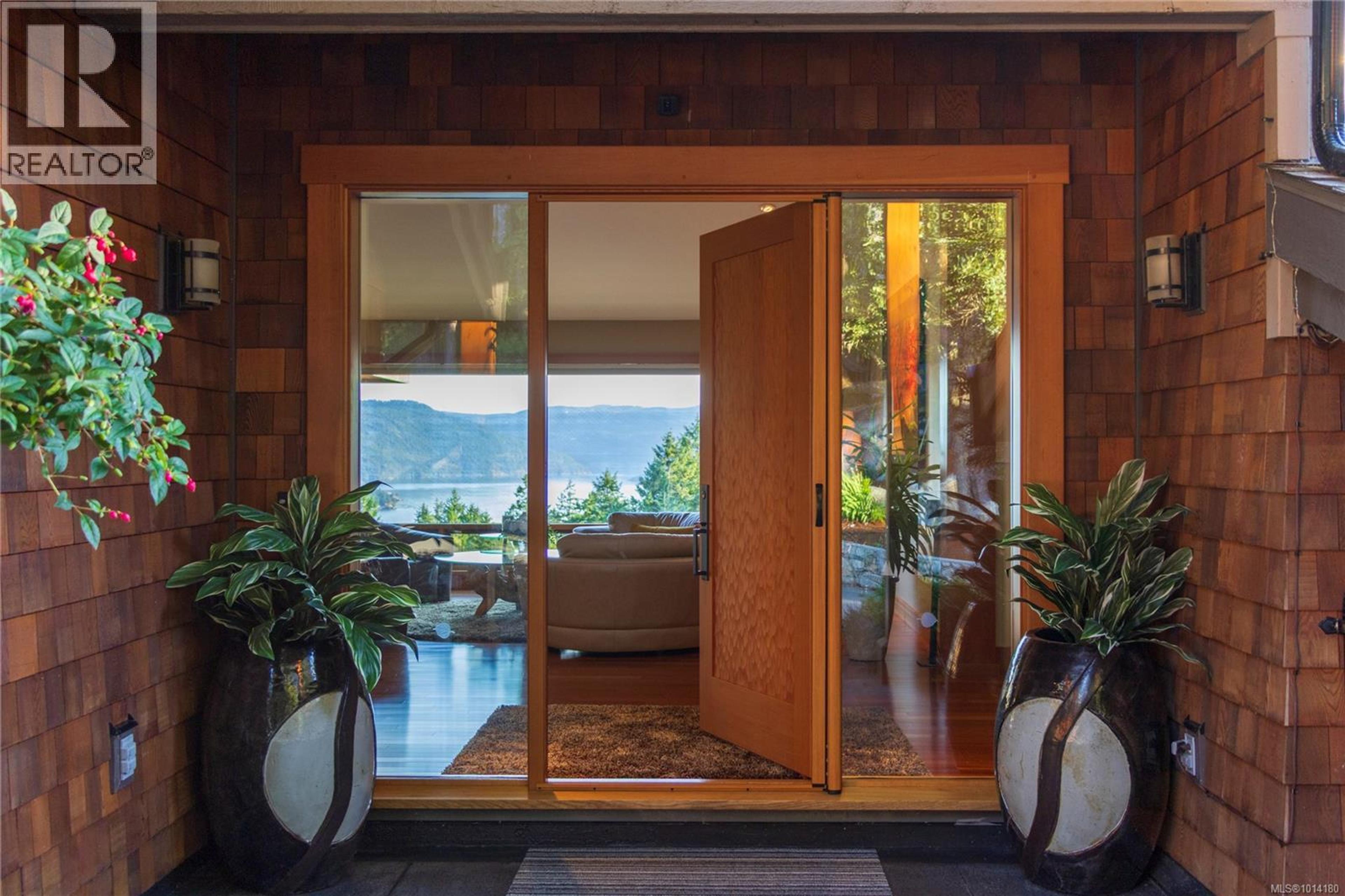 8100 Woodwyn Terr, Central Saanich - Exteriors - Photo 2