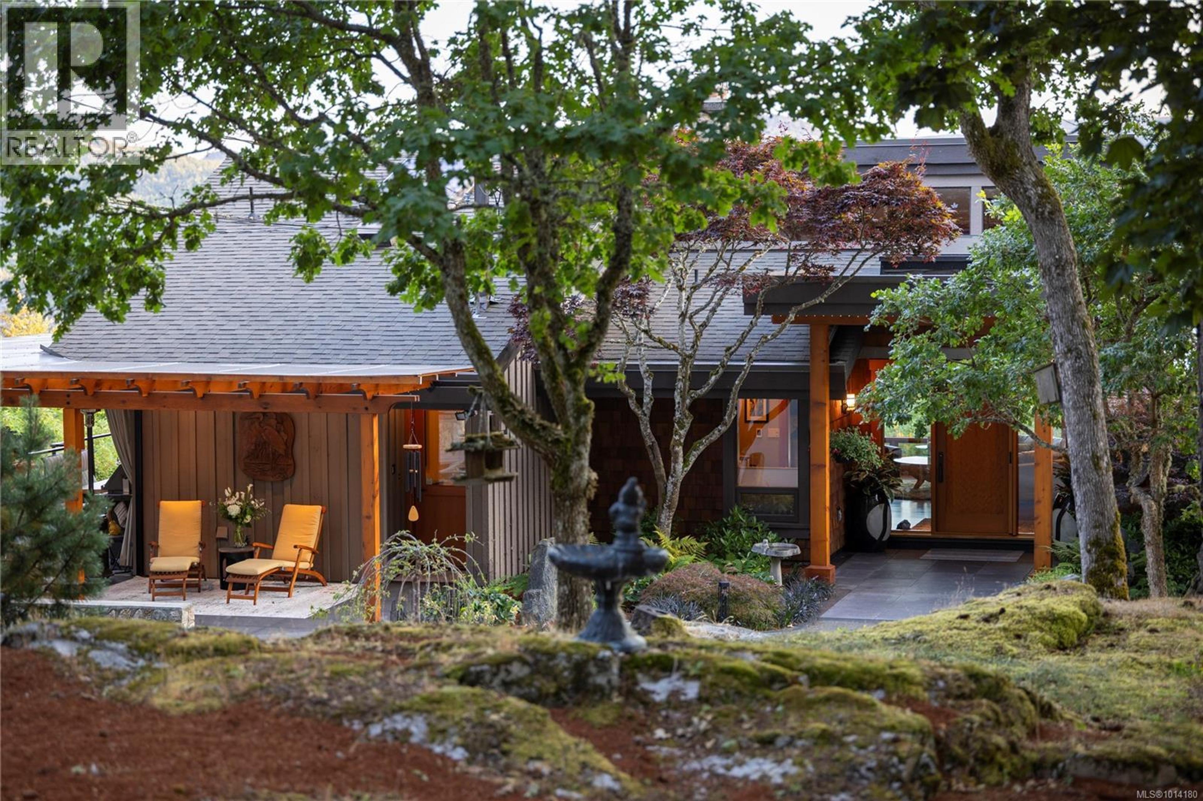 8100 Woodwyn Terr, Central Saanich - Exteriors - Photo 3