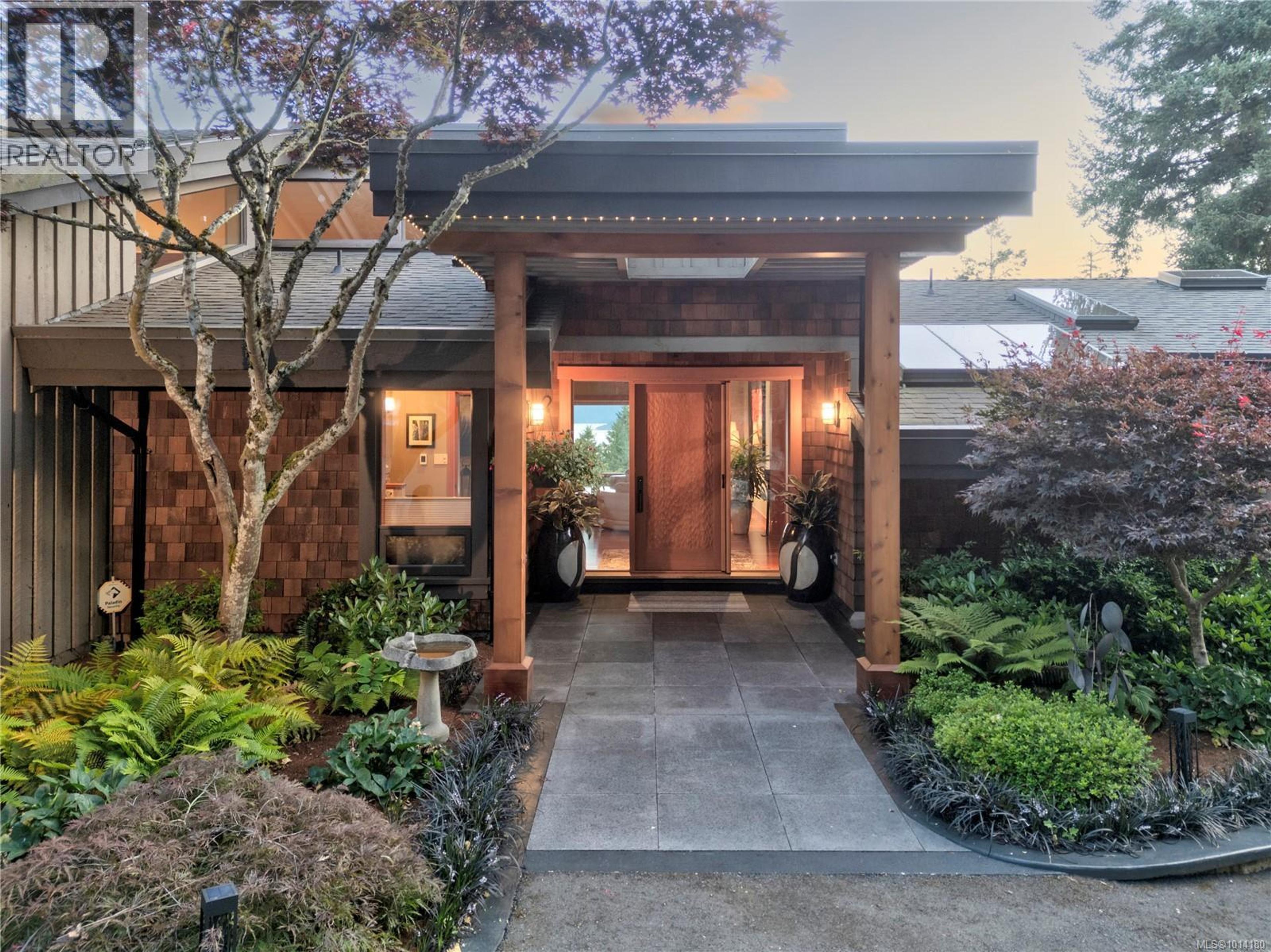 8100 Woodwyn Terr, Central Saanich - Exteriors - Photo 4