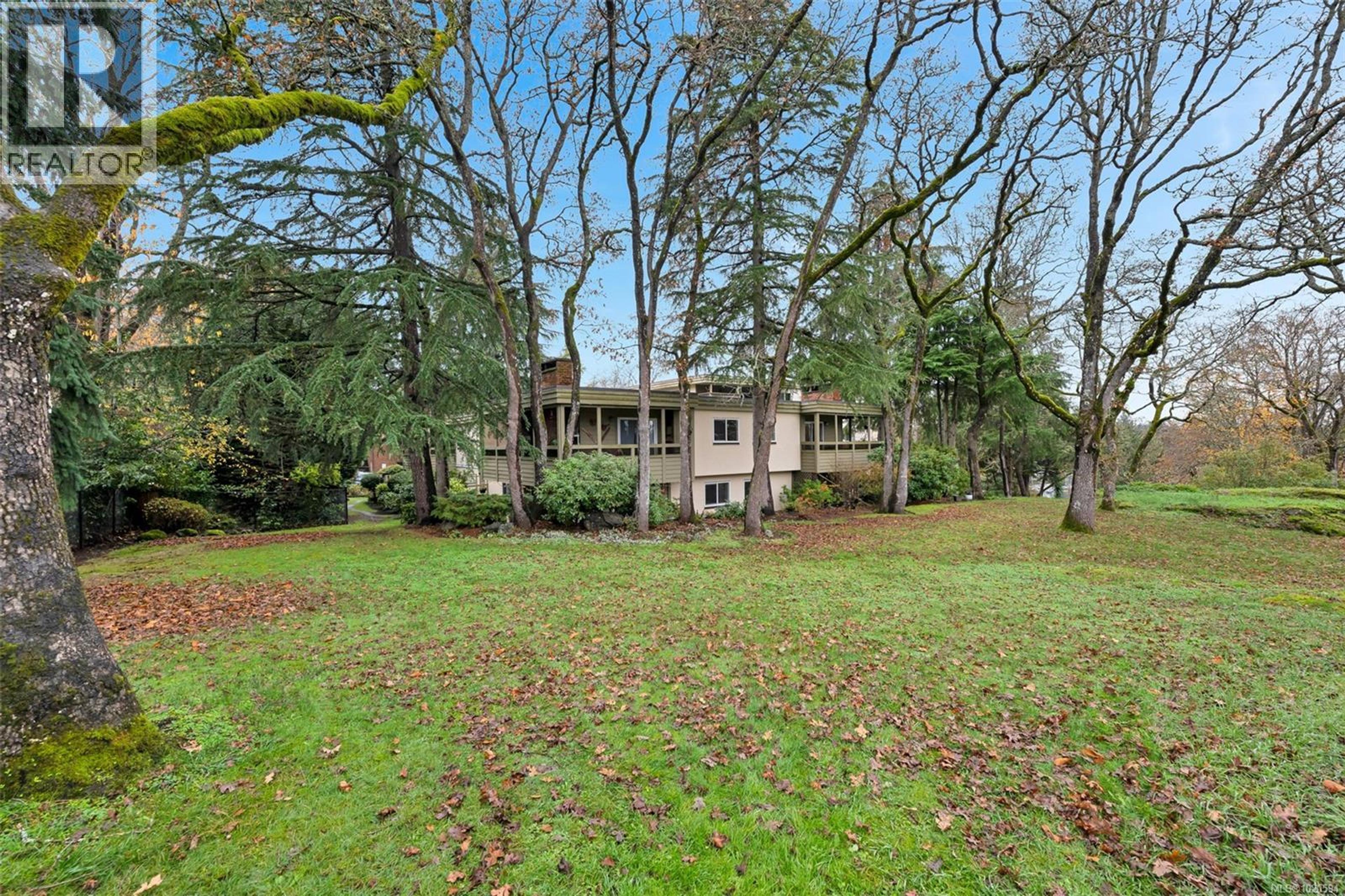 1010 Bristol Rd, Saanich - Exteriors - Photo 3