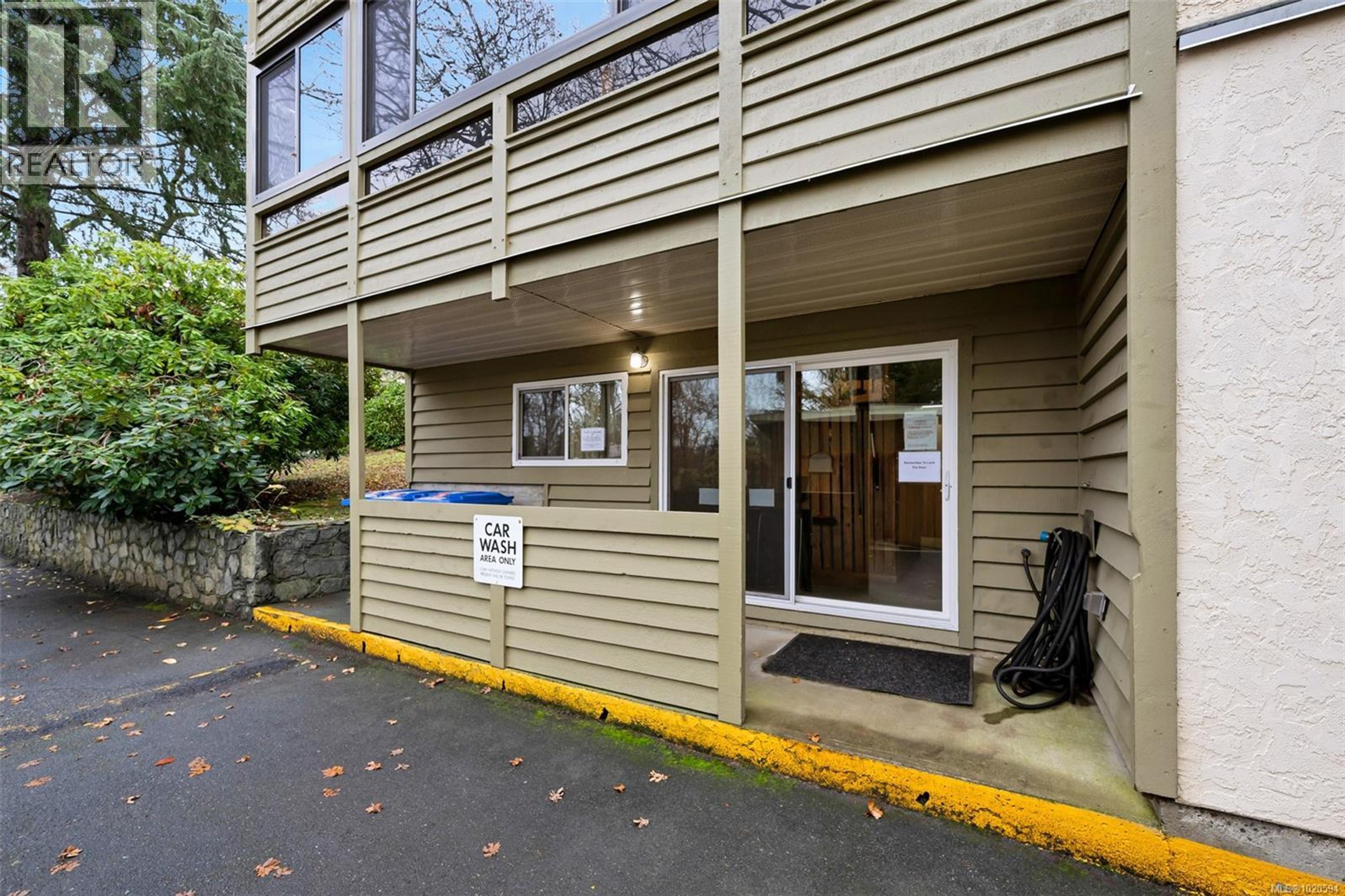 1010 Bristol Rd, Saanich - Exteriors - Photo 4