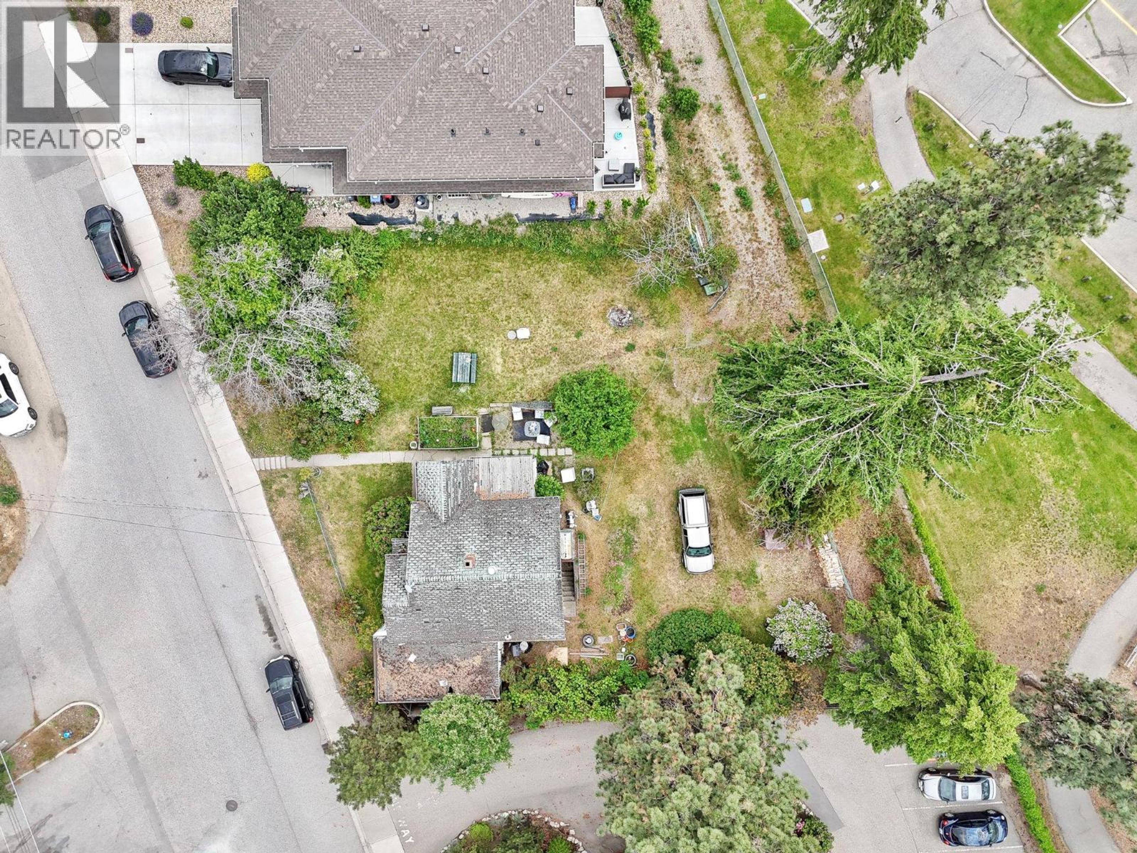 2571 & 2573 HEBERT ROAD - 11