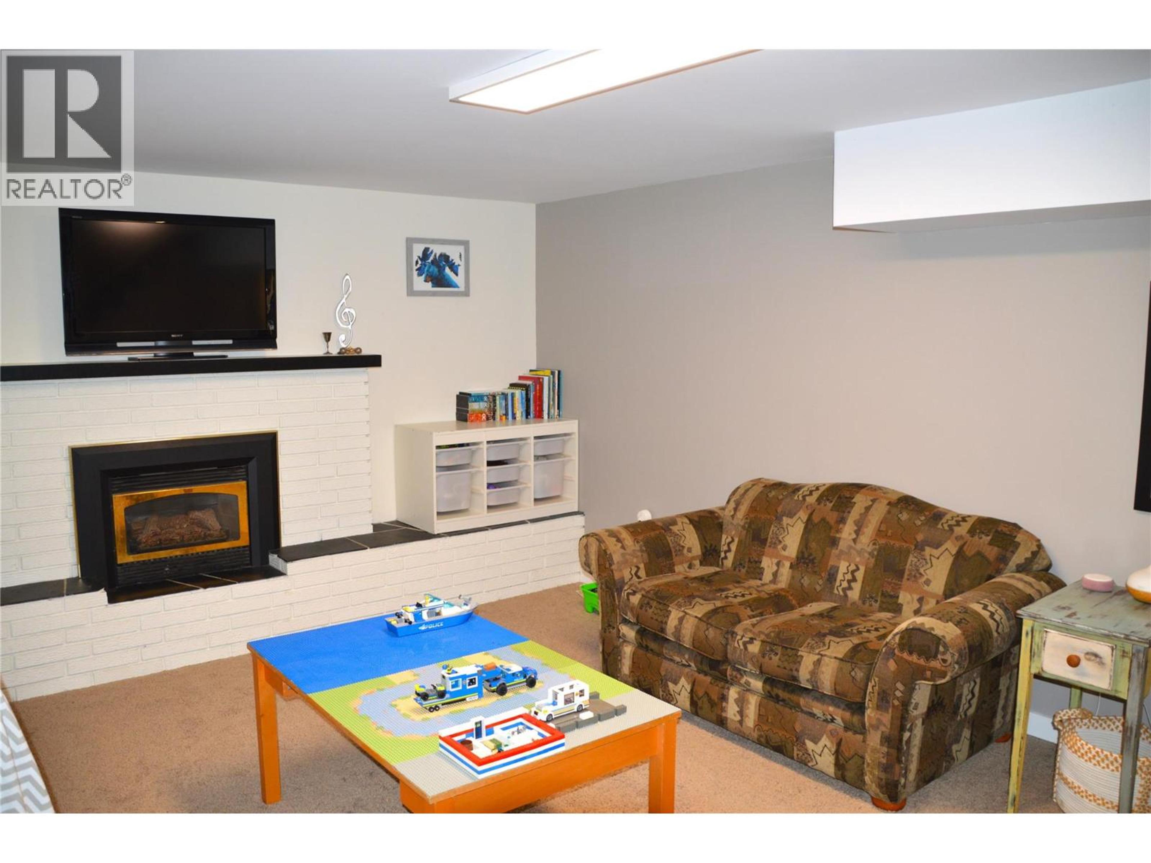 609 REGINA AVENUE - 27