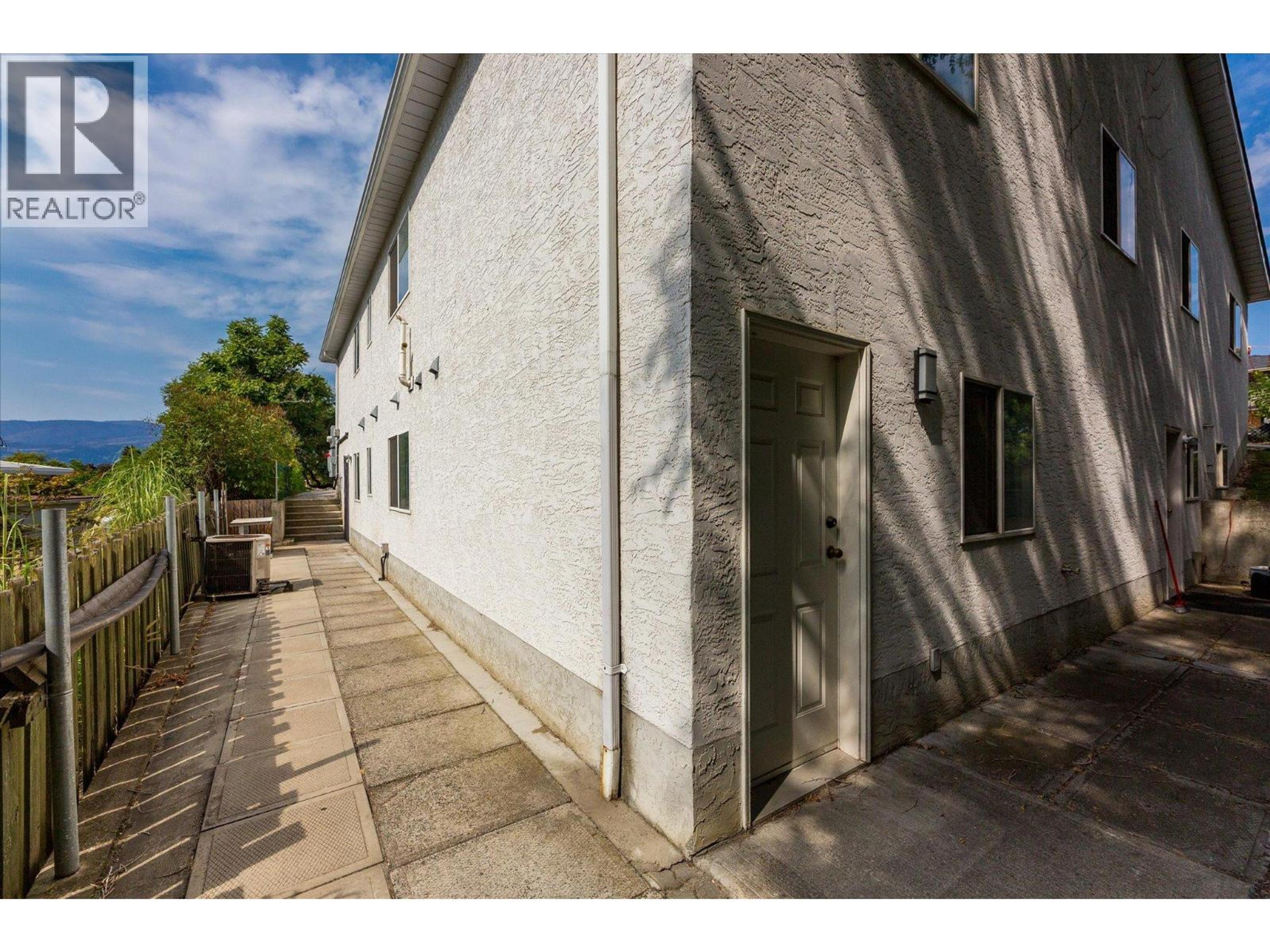 1375 Orchard Drive, Kelowna - Exteriors - Photo 3