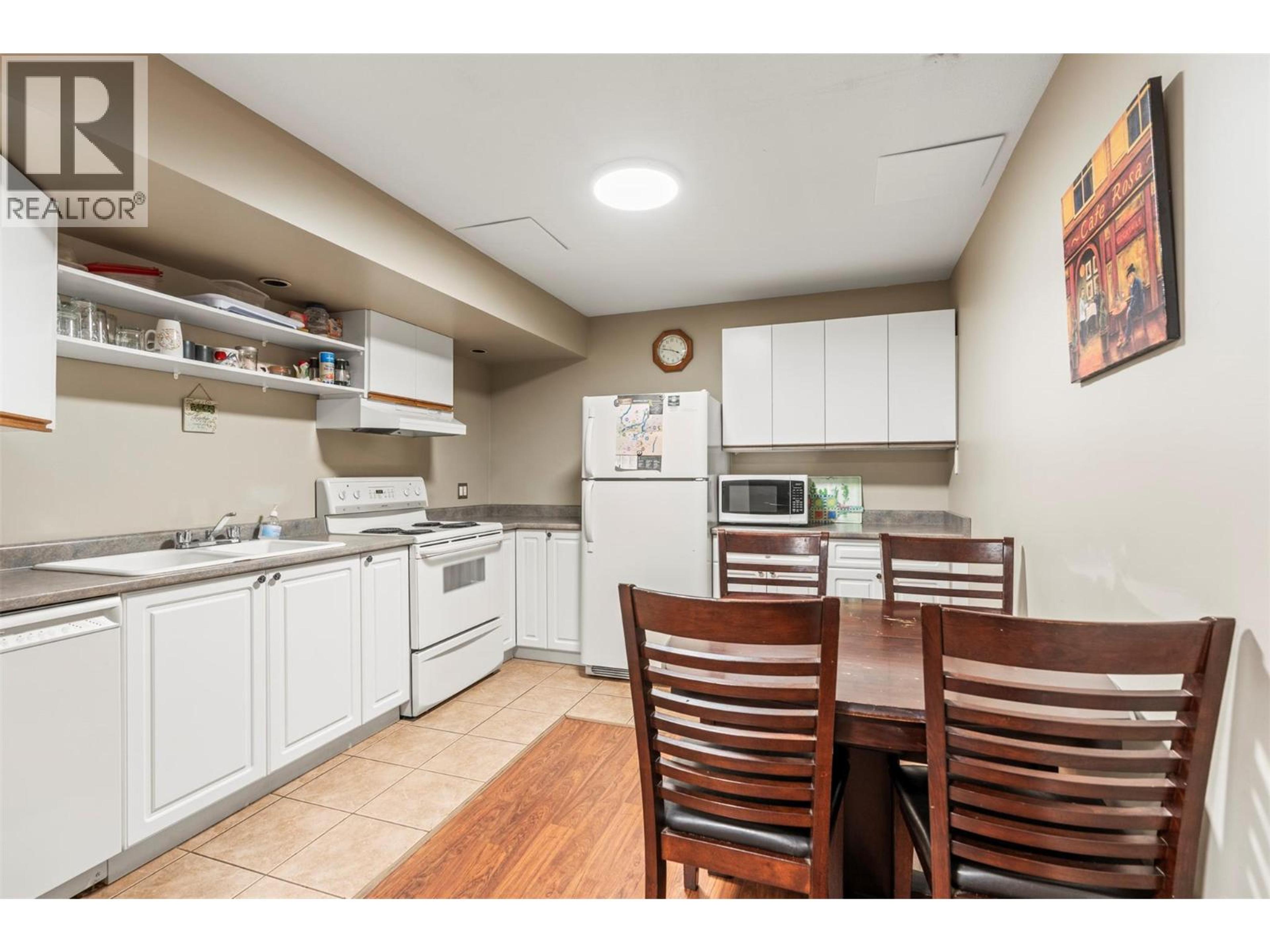 110 WEST ENDERBY ROAD - 32