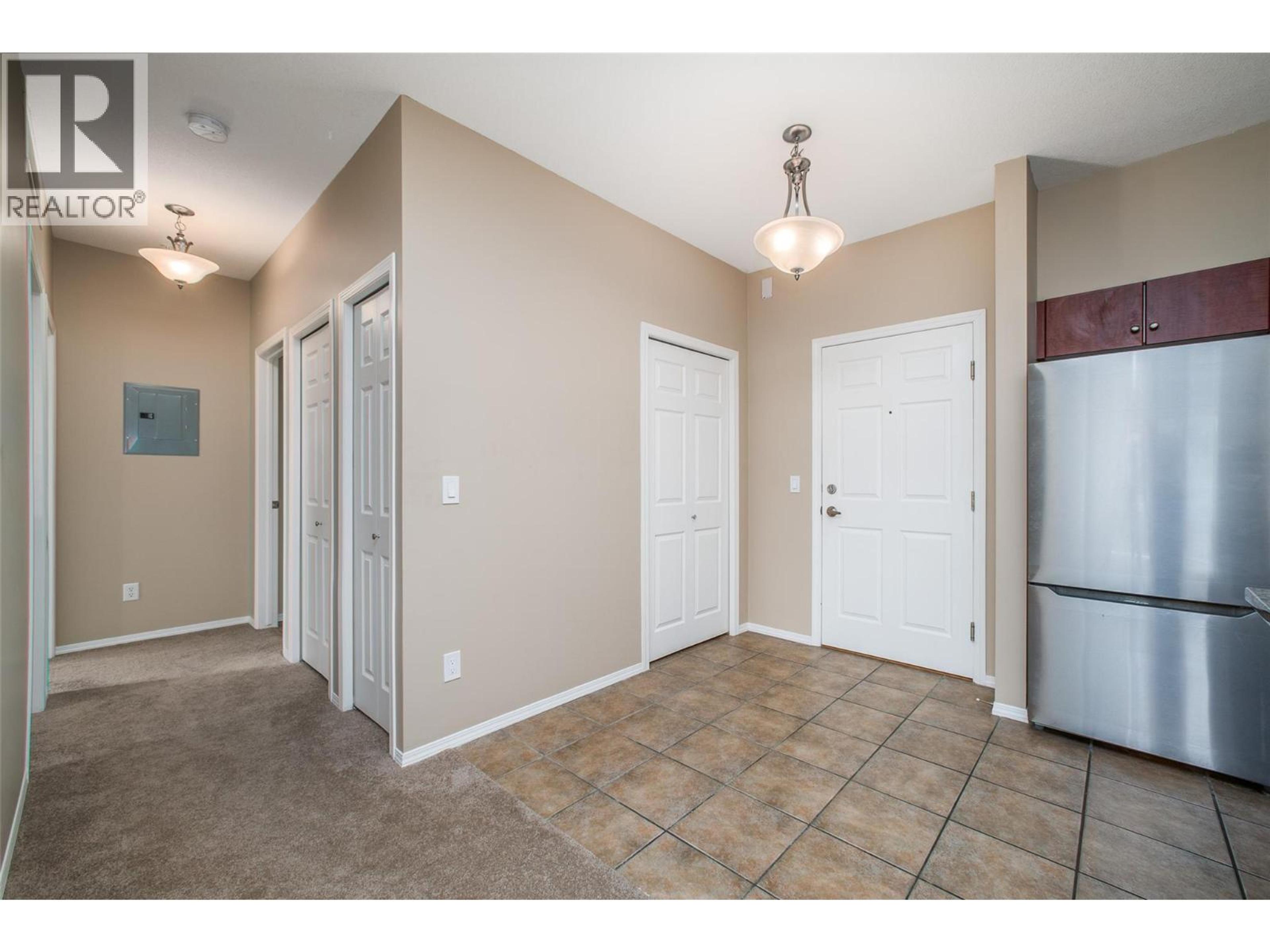 #1514 1875 COUNTRY CLUB DRIVE - 18