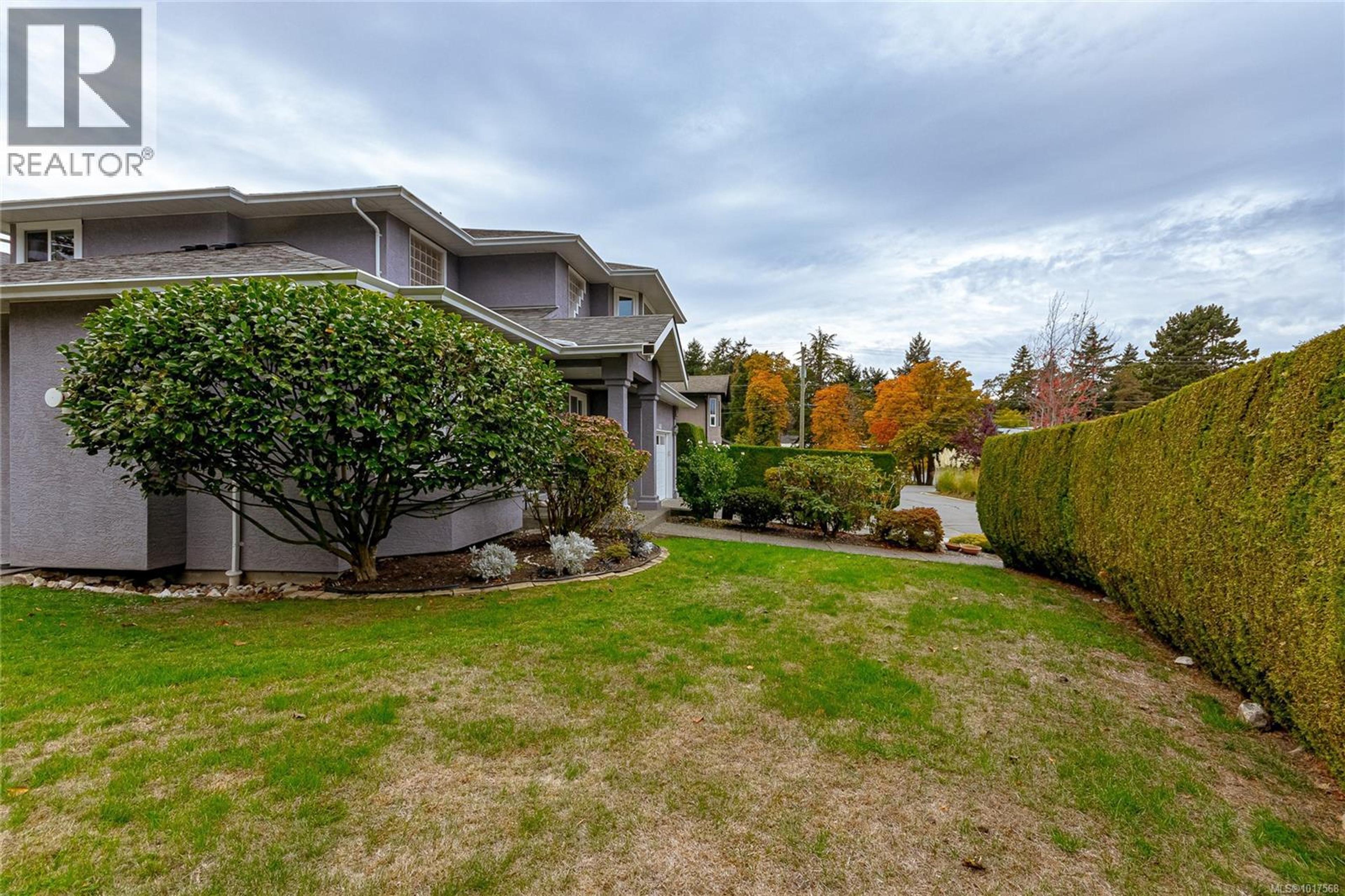1405 Anna Clare Pl, Saanich - Exteriors - Photo 3