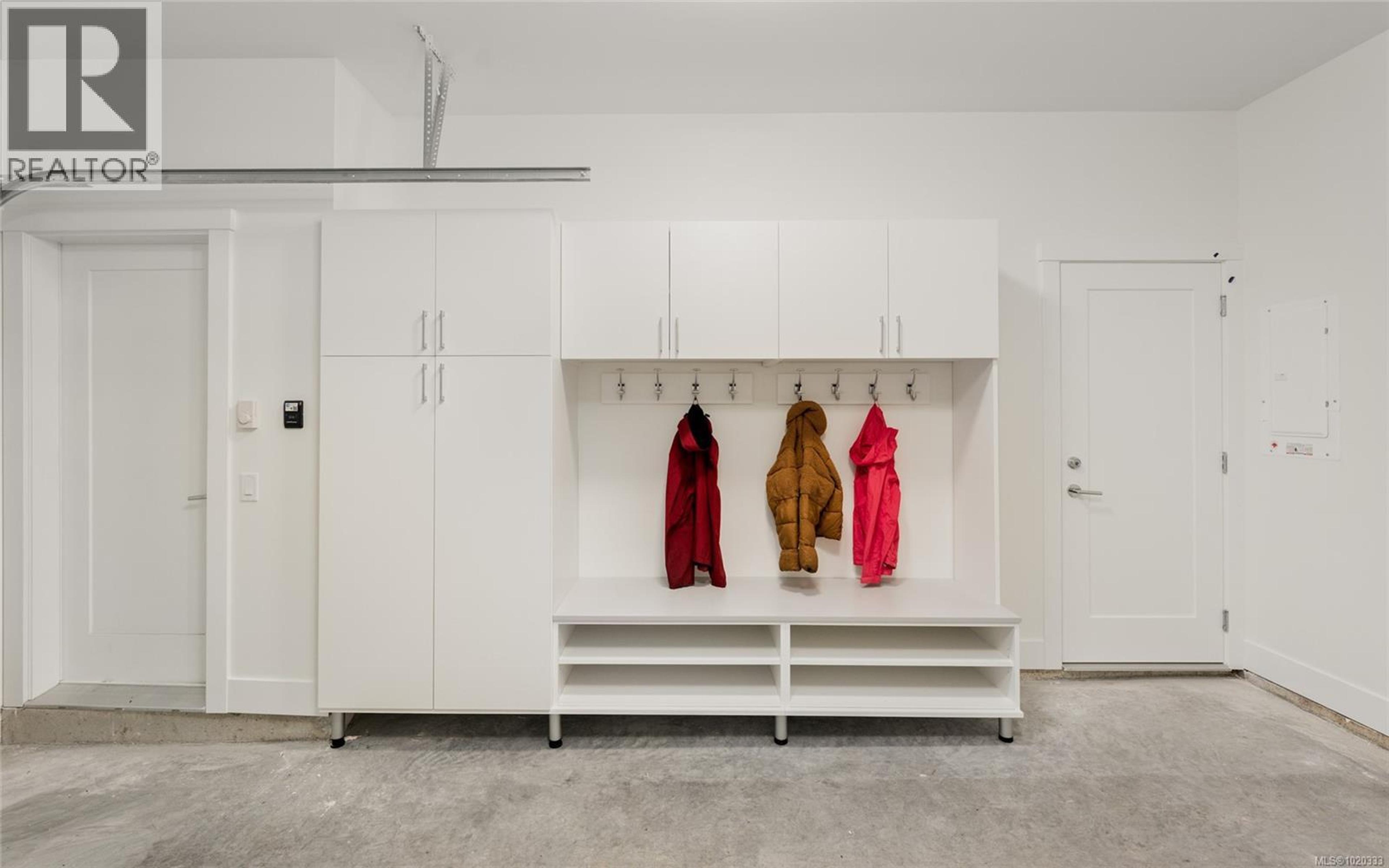 2538 Shelbourne St, Victoria - Common Areas - Parking - Photo 1