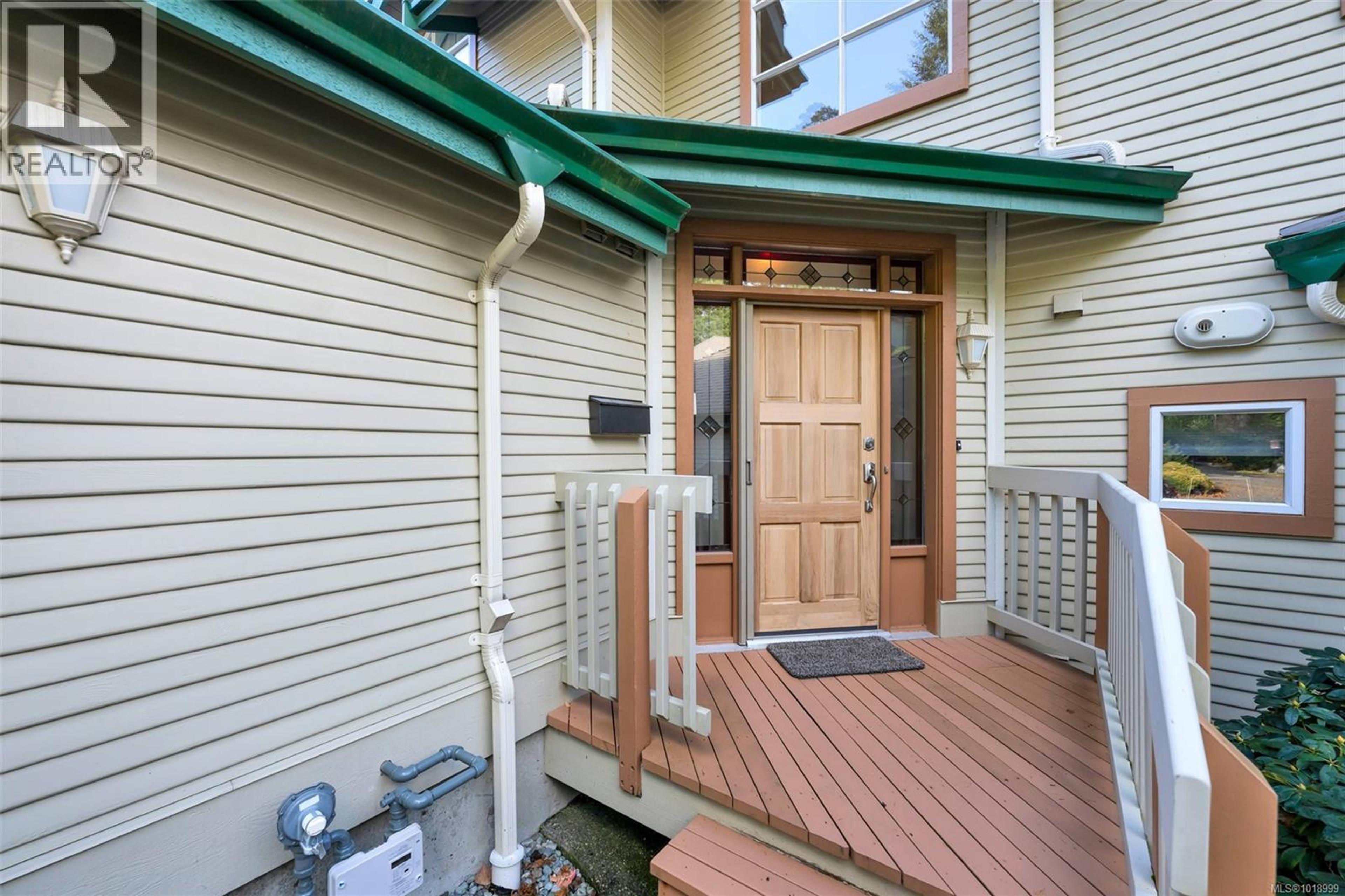 520 Marsett Pl, Saanich - Exteriors - Photo 3