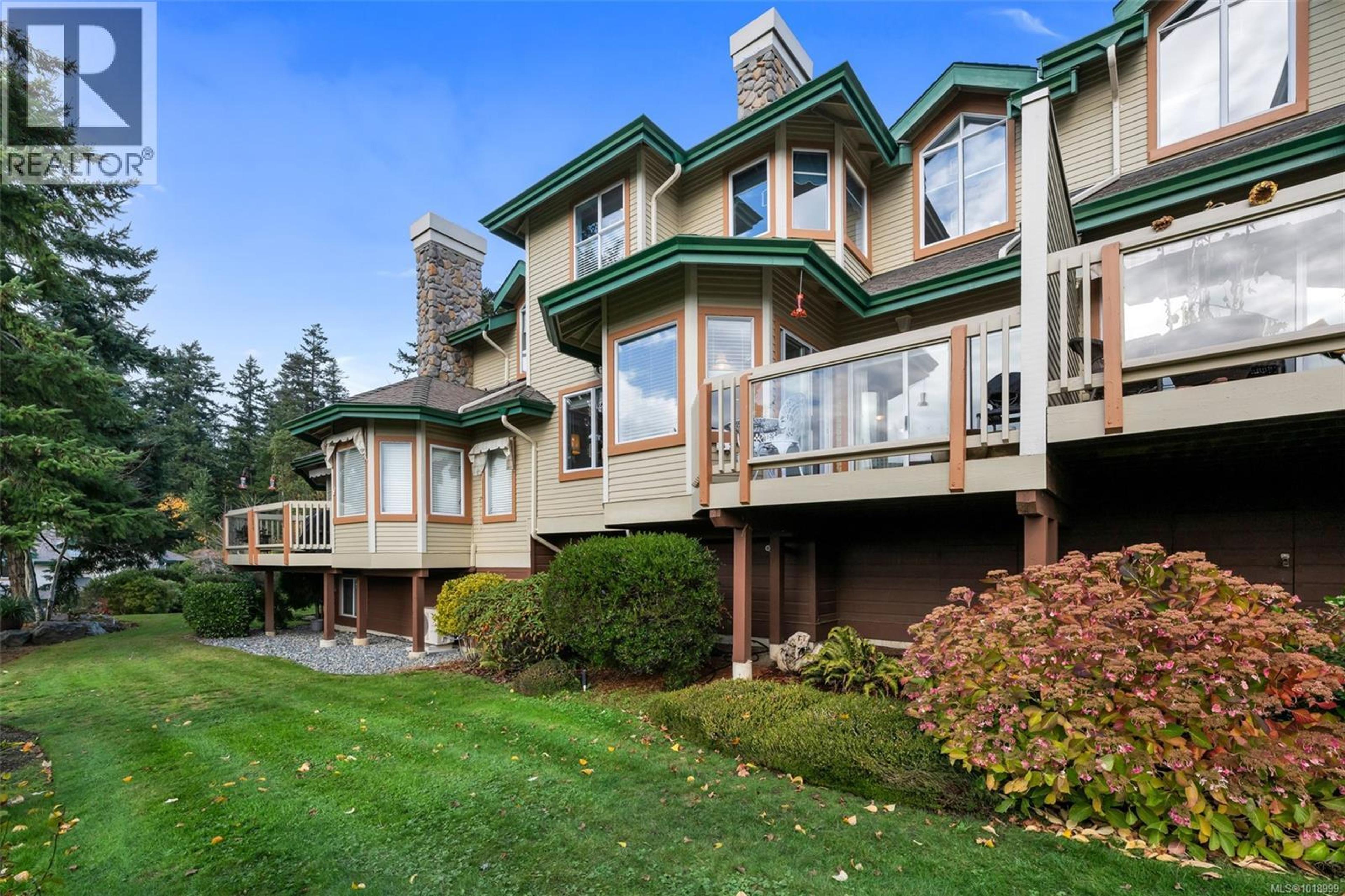 520 Marsett Pl, Saanich - Exteriors - Full Complex View - Photo 6