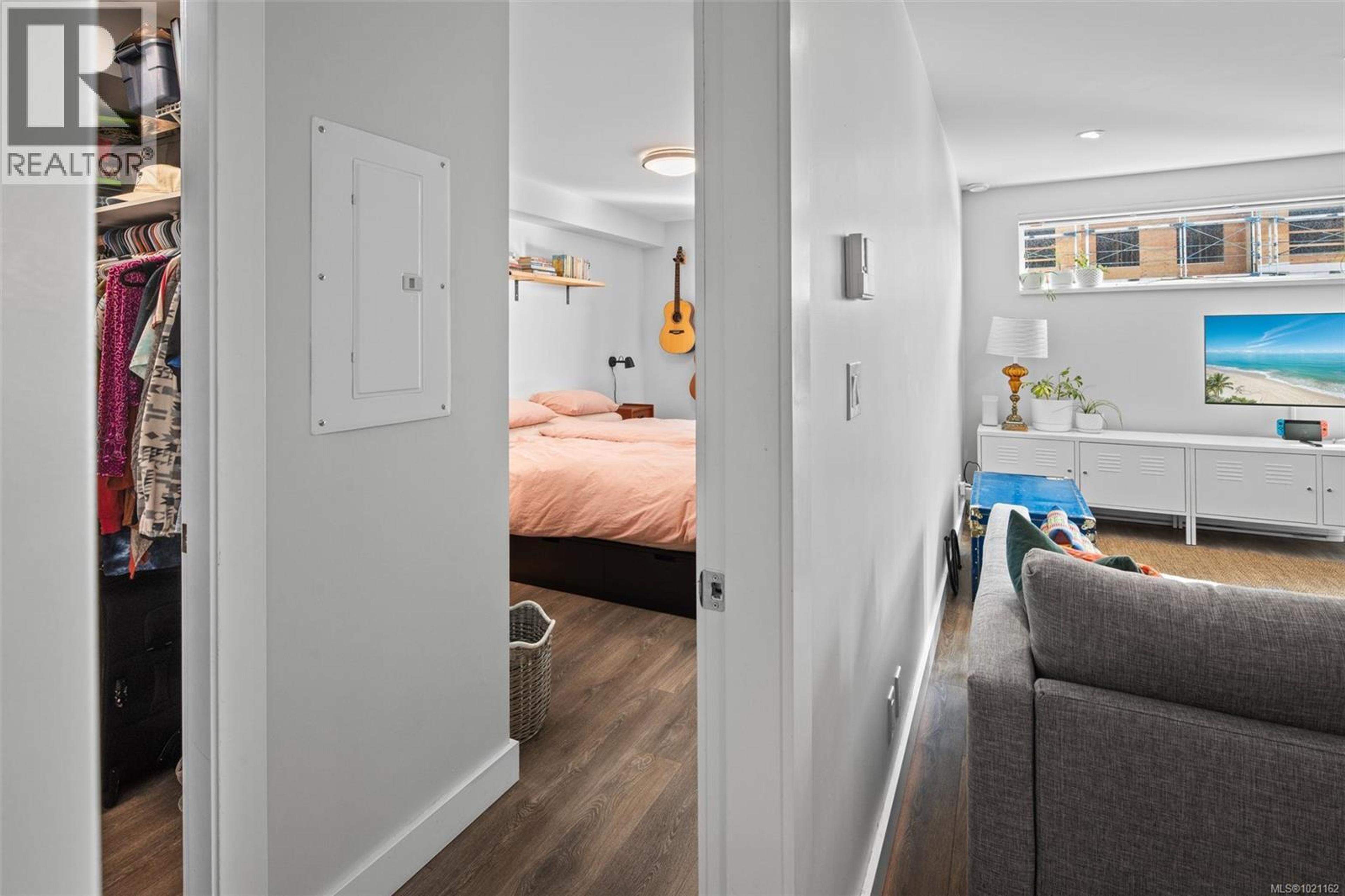 #403 826 ESQUIMALT RD - 17