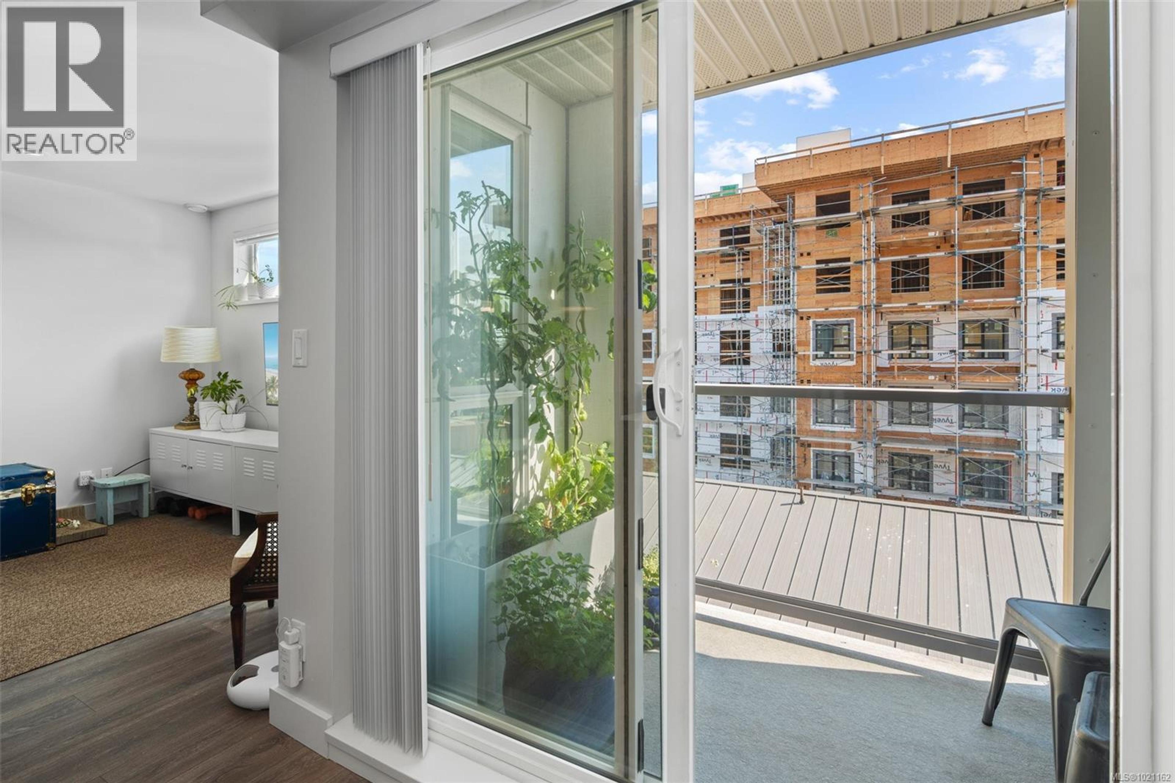 #403 826 ESQUIMALT RD - 23